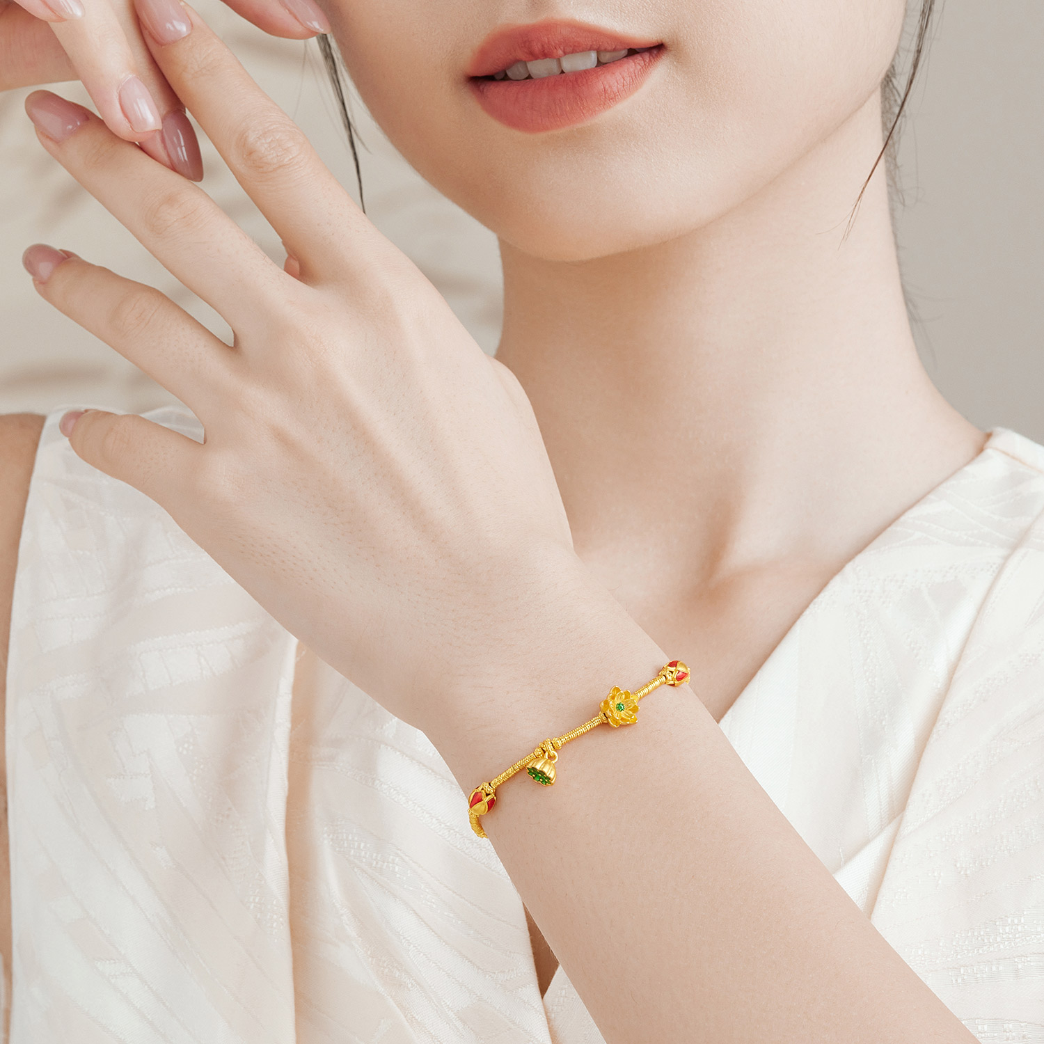 六福珠宝福满传家莲花黄金手链女款鎏彩工艺足金计价G21TBGB0016【联系客服补货】【视频看货】