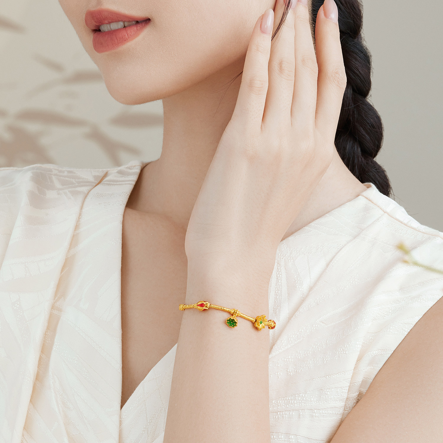 六福珠宝福满传家莲花黄金手链女款鎏彩工艺足金计价G21TBGB0016【联系客服补货】【视频看货】