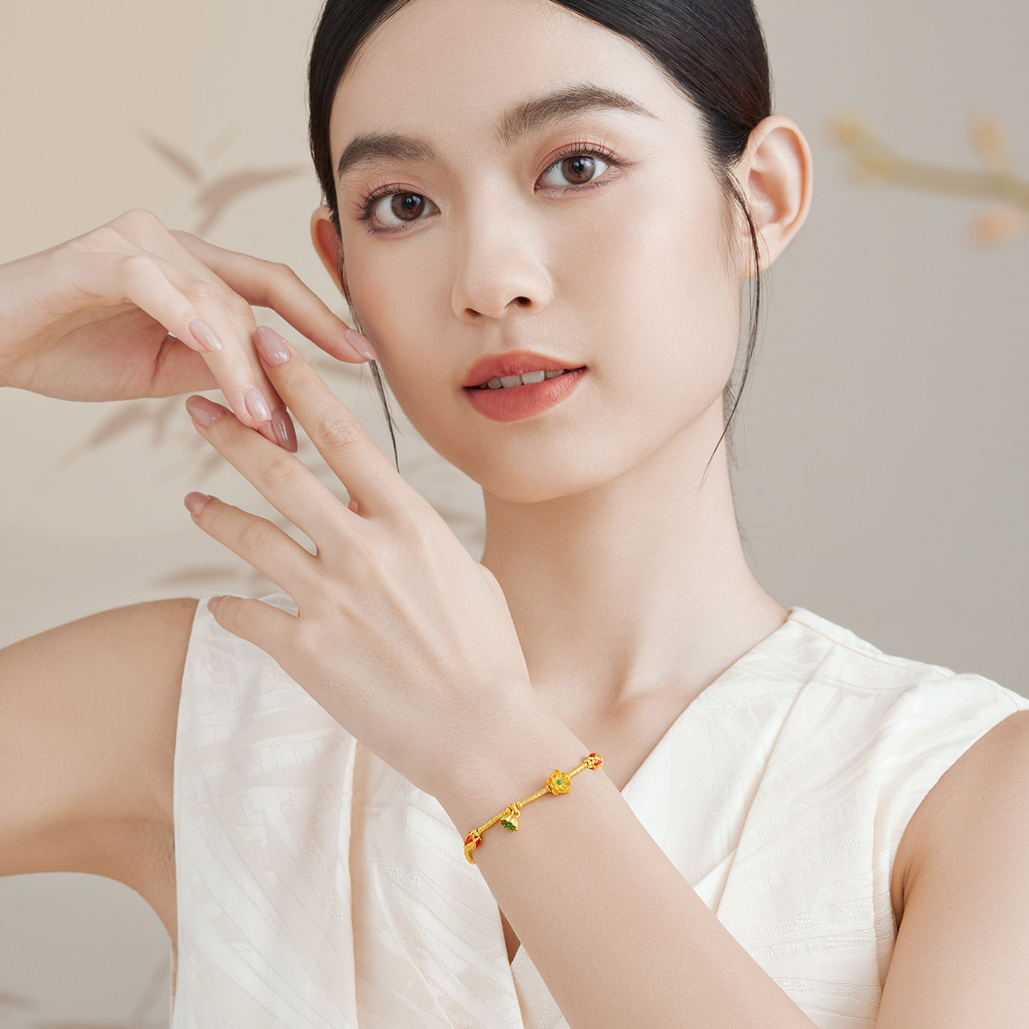 六福珠宝福满传家莲花黄金手链女款鎏彩工艺足金计价G21TBGB0016【联系客服补货】【视频看货】