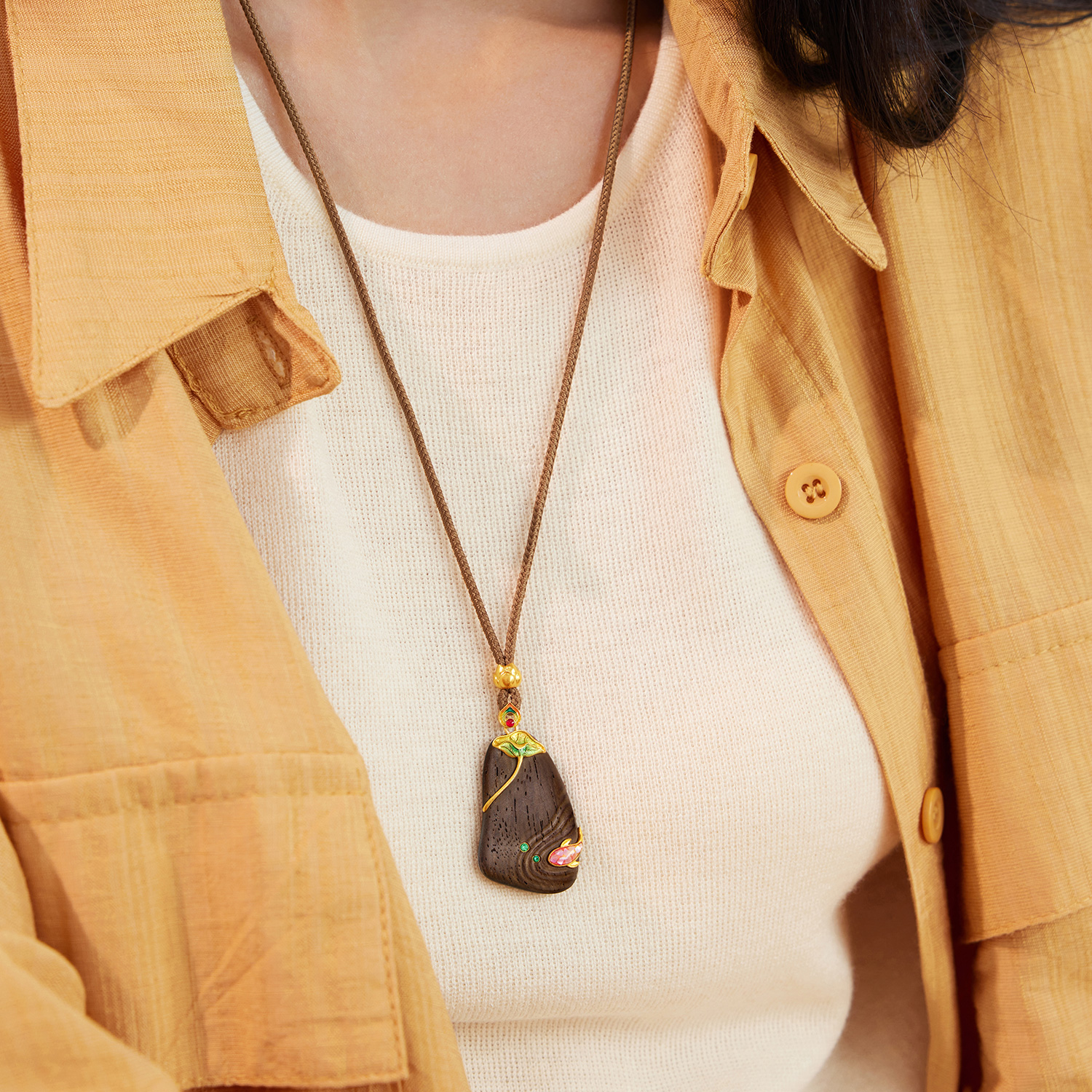 六福珠宝如鱼得水黄金项链锦鲤手工点螺黑檀木吊坠计价L17G0015DS