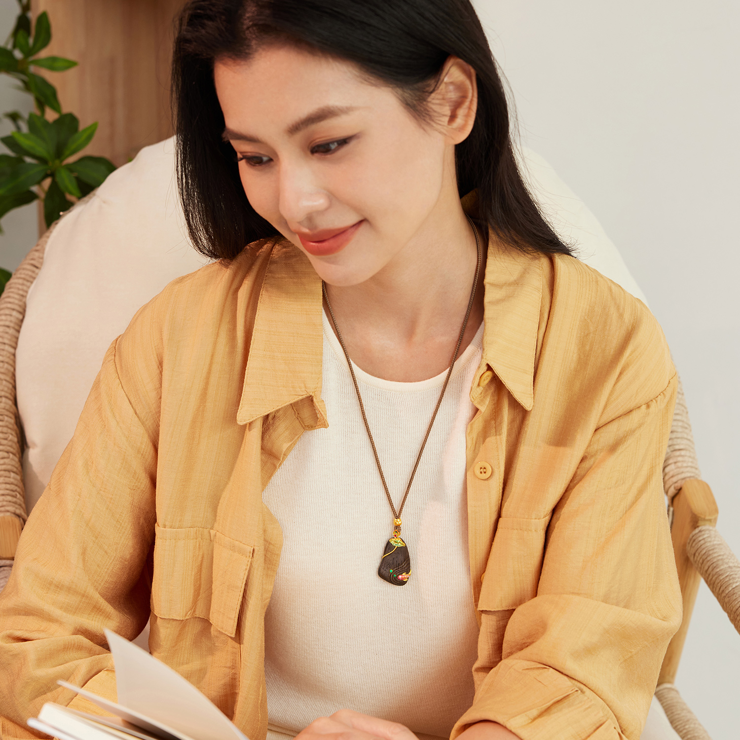 六福珠宝如鱼得水黄金项链锦鲤手工点螺黑檀木吊坠计价L17G0015DS