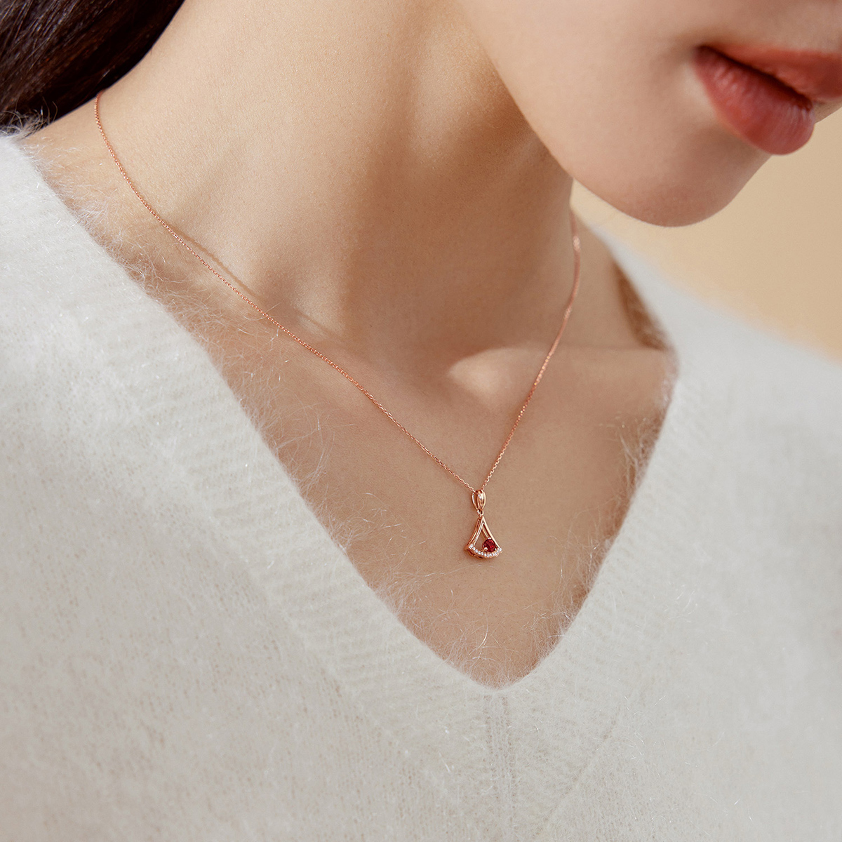 六福珠宝小裙子红宝石吊坠女光面18k金钻石挂坠定价G28DSKP0001R【联系客服补货】