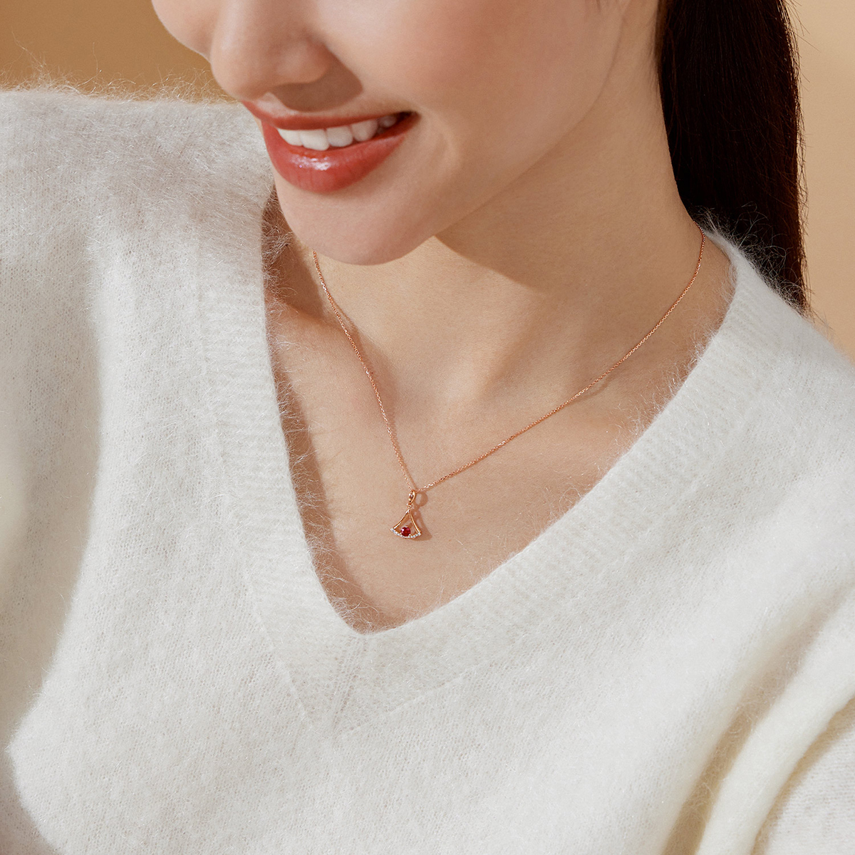 六福珠宝小裙子红宝石吊坠女光面18k金钻石挂坠定价G28DSKP0001R【联系客服补货】