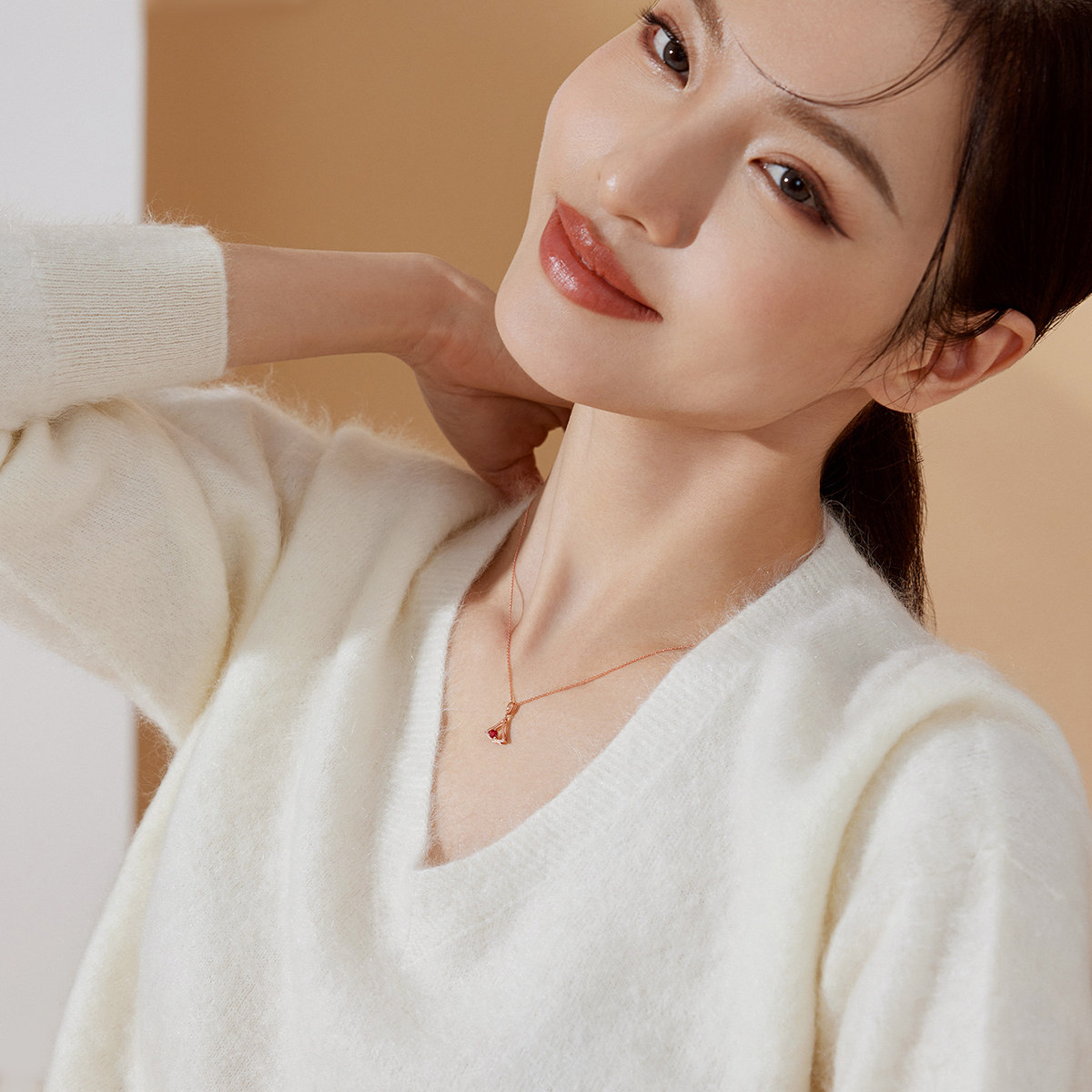 六福珠宝小裙子红宝石吊坠女光面18k金钻石挂坠定价G28DSKP0001R【联系客服补货】