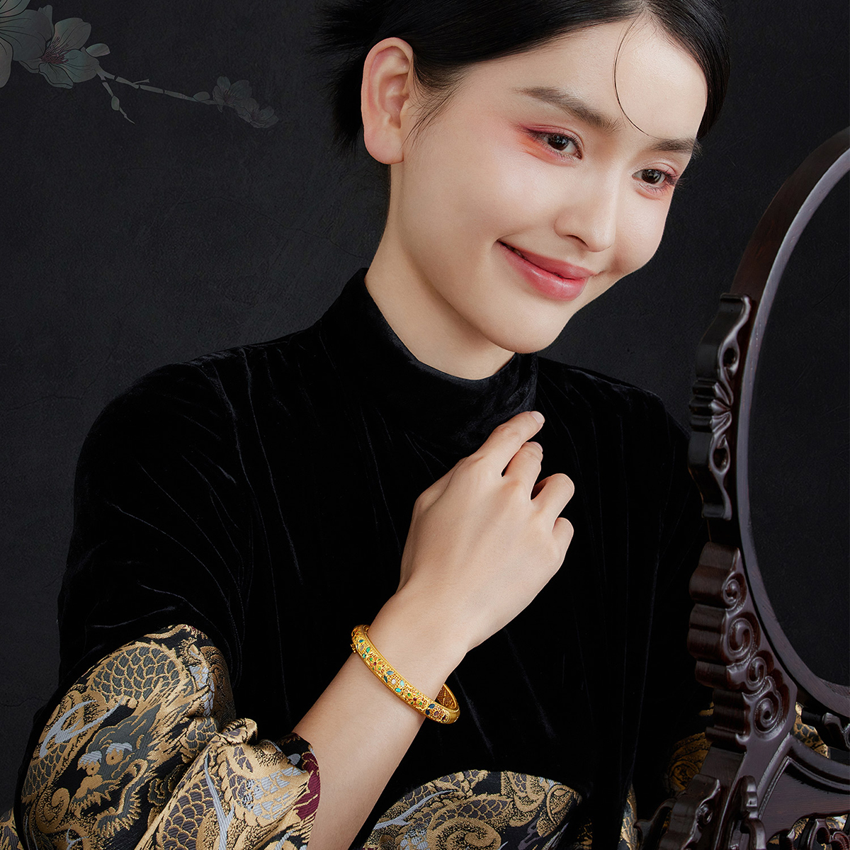 六福珠宝福满传家锦绣华彩黄金手镯女螺钿贵妃镯计价L17TBGB0007【联系客服补货】【视频看货】