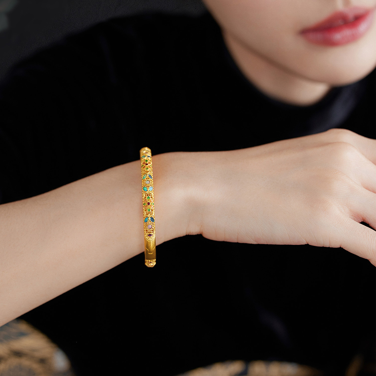 六福珠宝福满传家锦绣华彩黄金手镯女螺钿贵妃镯计价L17TBGB0007【联系客服补货】【视频看货】