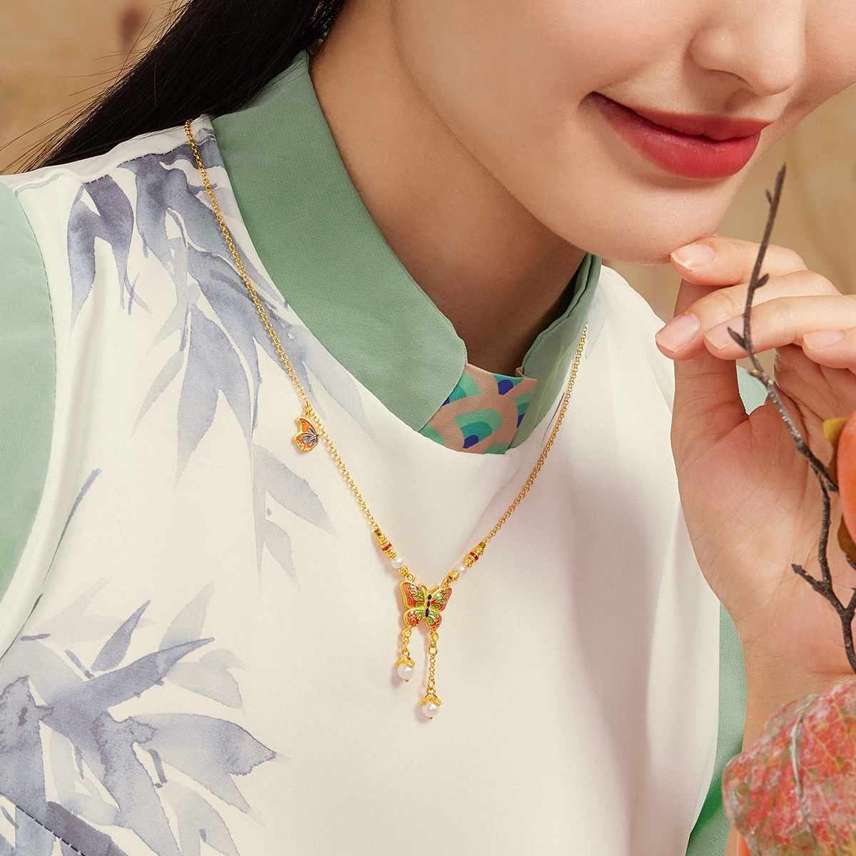 六福珠宝福满传家蝴蝶黄金项链女款流苏珍珠首饰计价F63TBGN0049【联系客服补货】【视频看货】