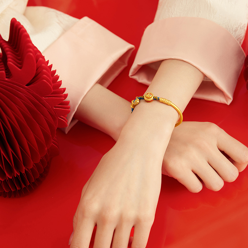 六福珠宝福财猫黄金手链5D醒狮半镯半链硬金手绳计价A01TBGB0022【联系客服补货】【视频看货】