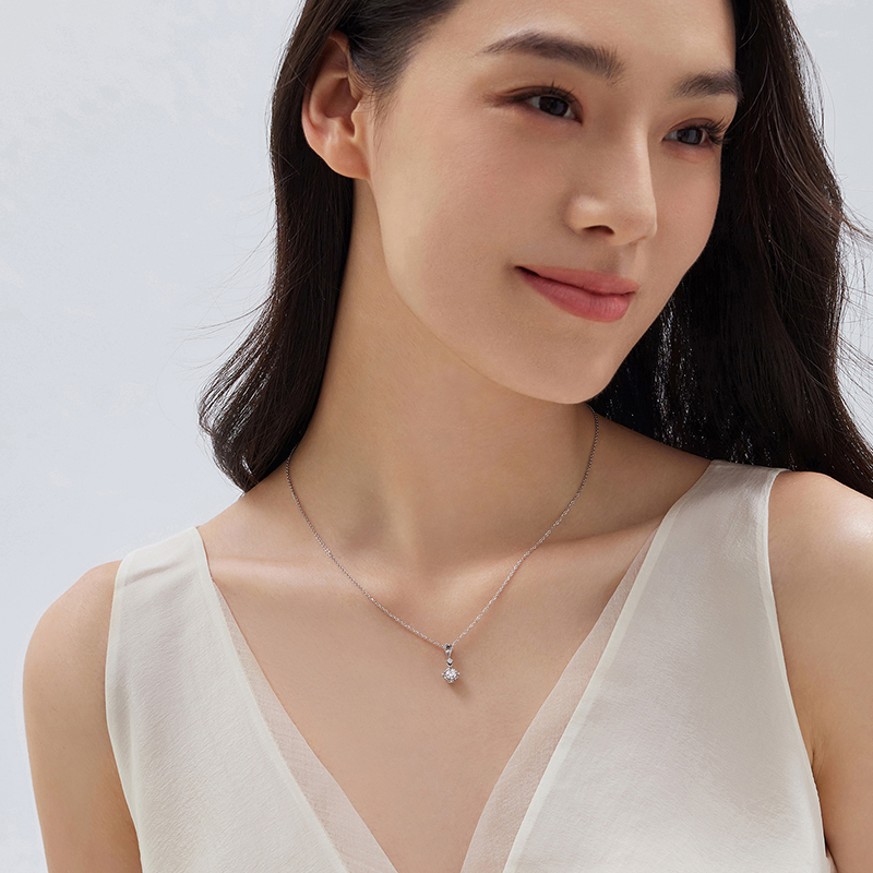 六福珠宝爱很美水滴18K金镶天然钻石吊坠四爪车花定价女款LB31821