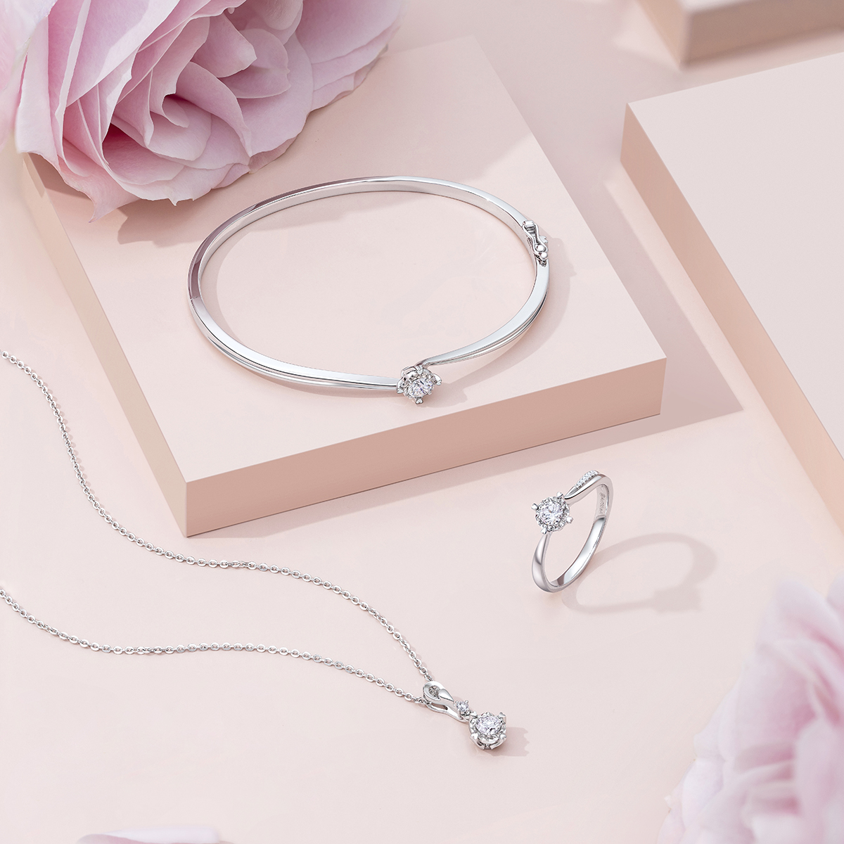 六福珠宝爱很美水滴18K金镶天然钻石吊坠四爪车花定价女款LB31821