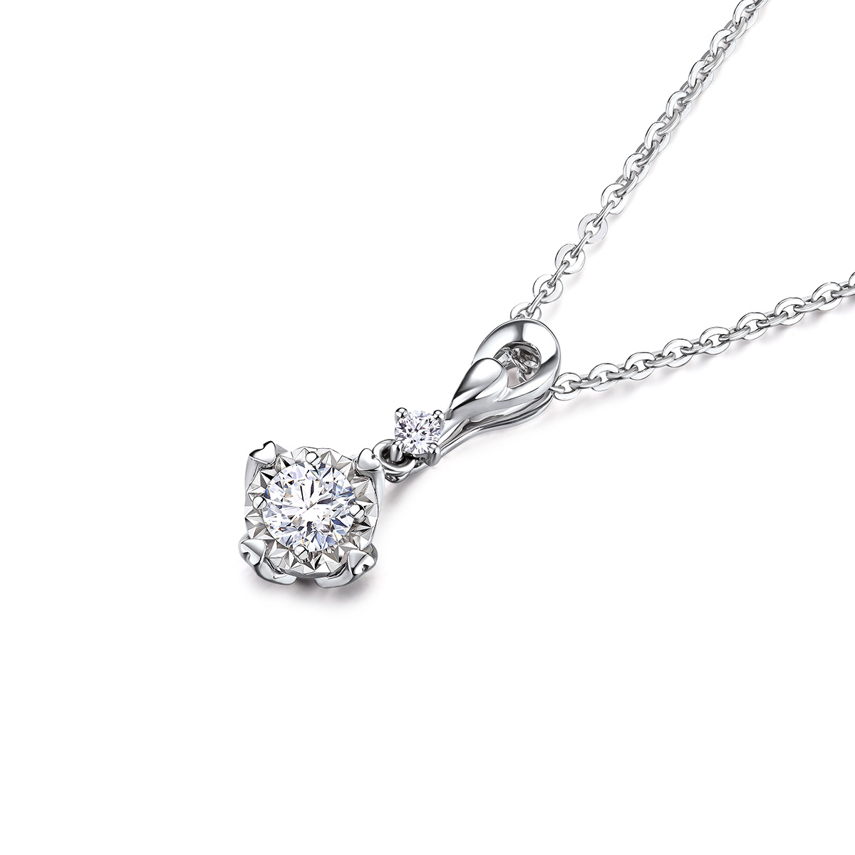 六福珠宝爱很美水滴18K金镶天然钻石吊坠四爪车花定价女款LB31821