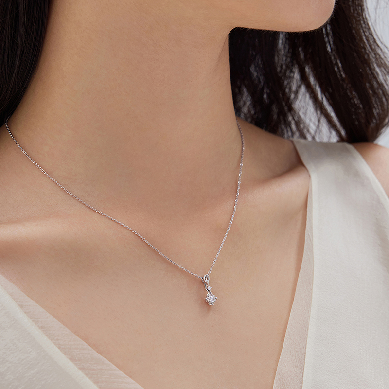 六福珠宝爱很美水滴18K金镶天然钻石吊坠四爪车花定价女款LB31821