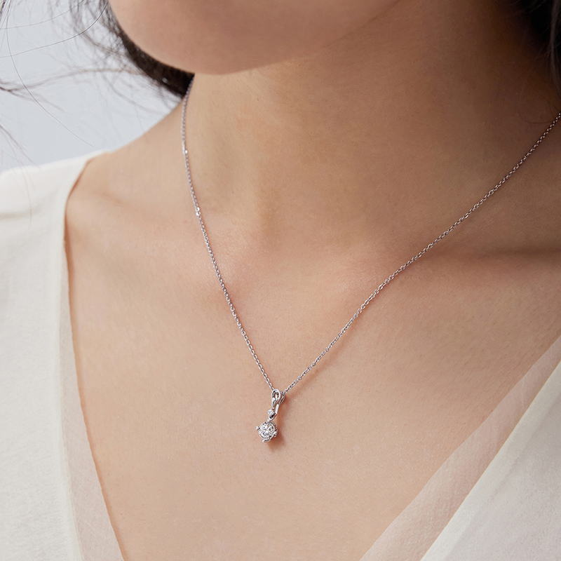 六福珠宝爱很美水滴18K金镶天然钻石吊坠四爪车花定价女款LB31821