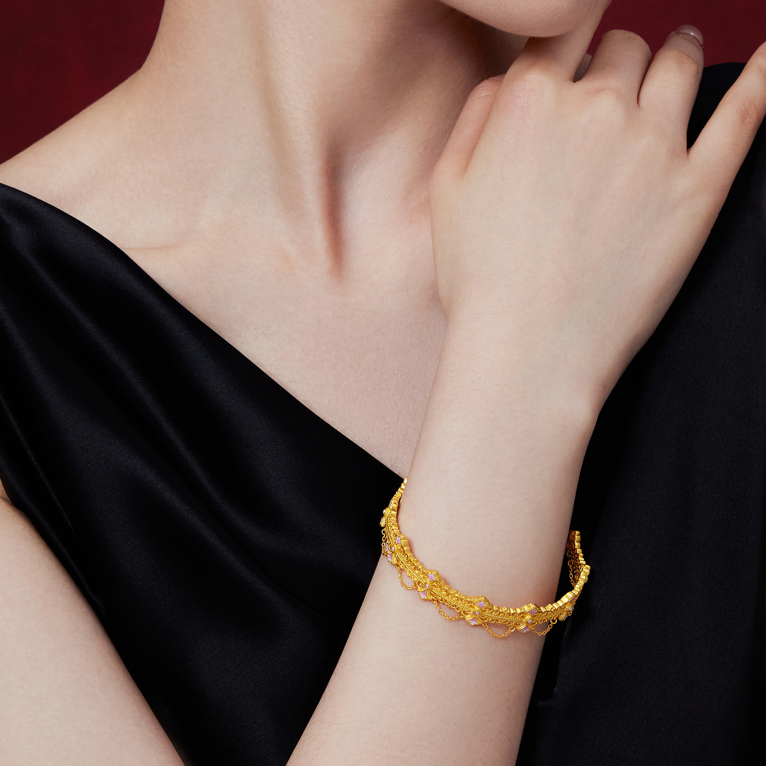 六福珠宝福满传家鸢尾花黄金手镯珍珠女足金镯子计价G39TBGB0004【视频看货】