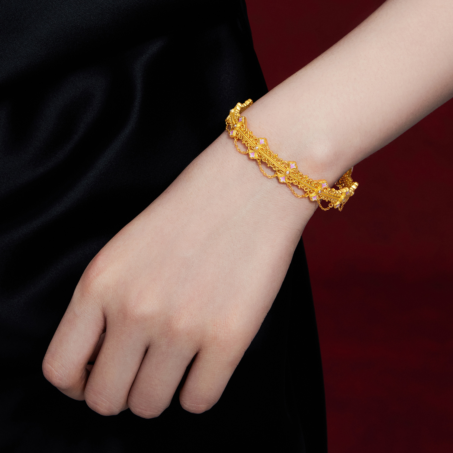 六福珠宝福满传家鸢尾花黄金手镯珍珠女足金镯子计价G39TBGB0004【视频看货】