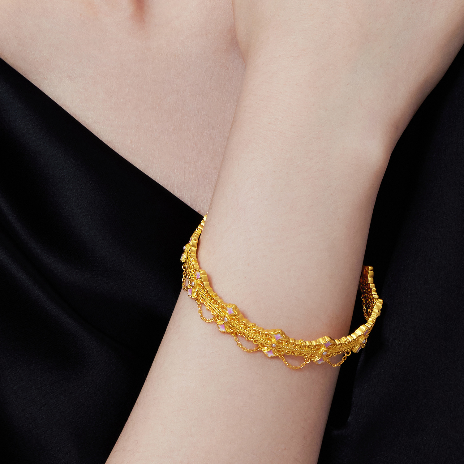 六福珠宝福满传家鸢尾花黄金手镯珍珠女足金镯子计价G39TBGB0004【视频看货】