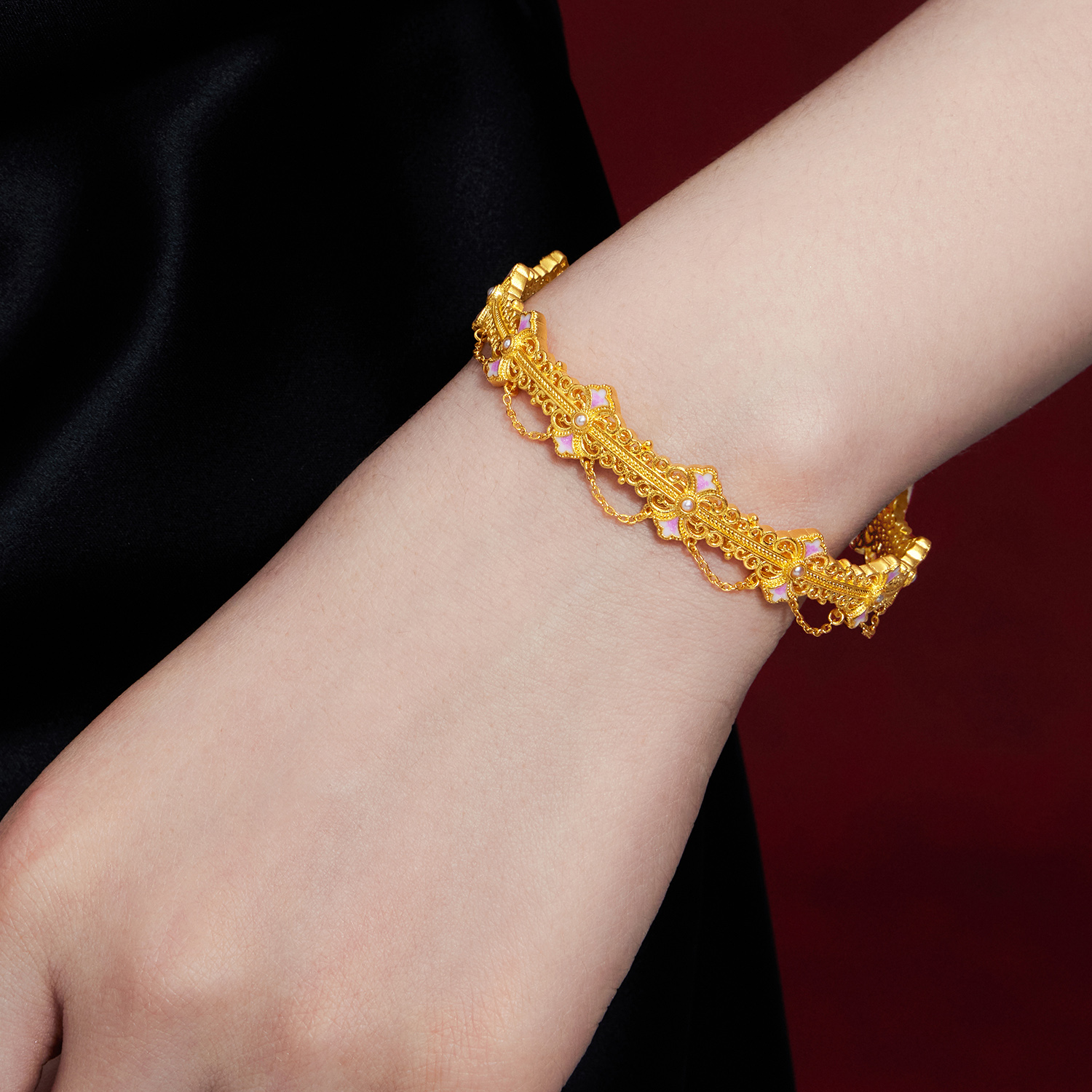 六福珠宝福满传家鸢尾花黄金手镯珍珠女足金镯子计价G39TBGB0004【视频看货】