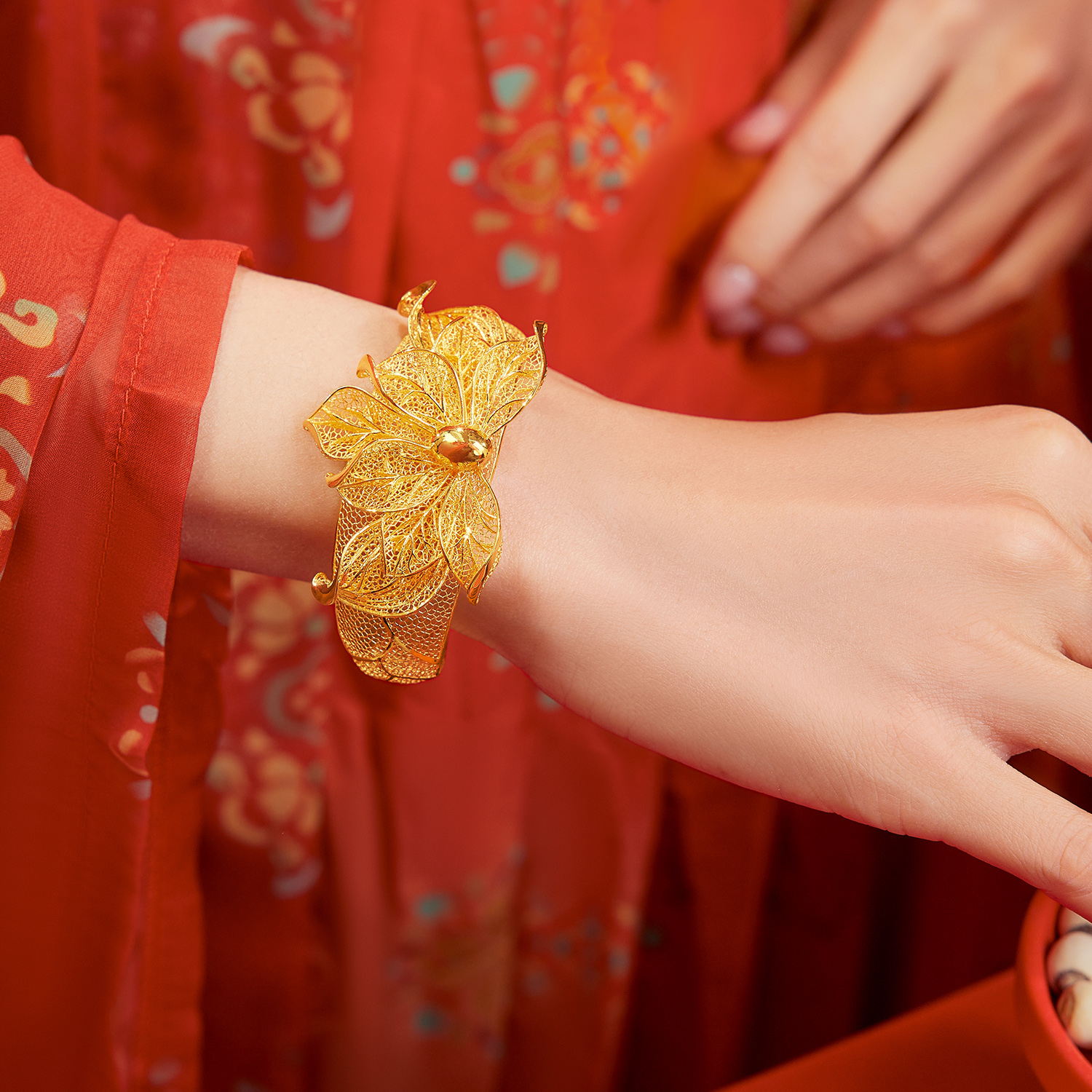 六福珠宝囍爱系列金桂囍事黄金手镯女款结婚三金首饰计价021838AA【1V1直播看货】