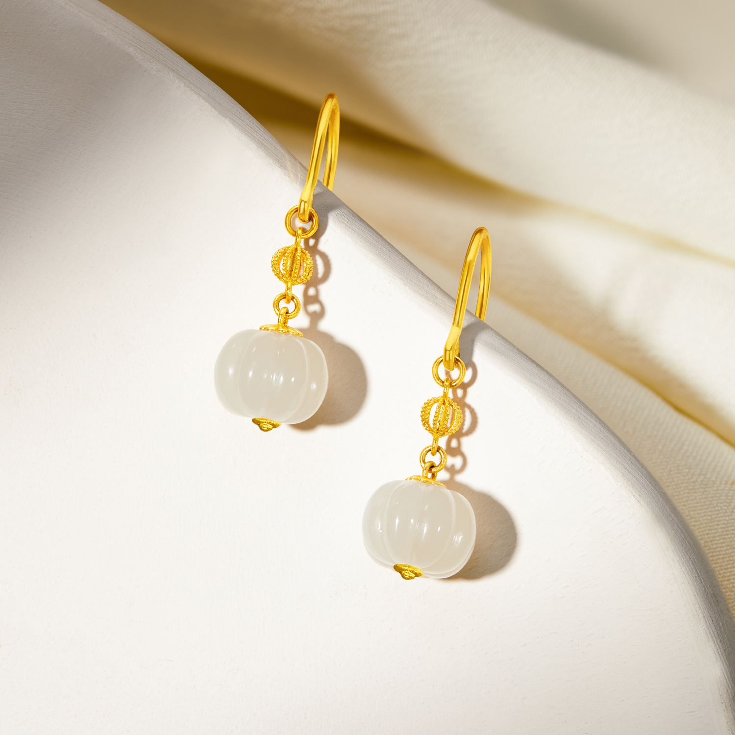 六福珠宝南瓜珠黄金耳环女款日常和田玉耳坠足金耳饰FQA0008DS