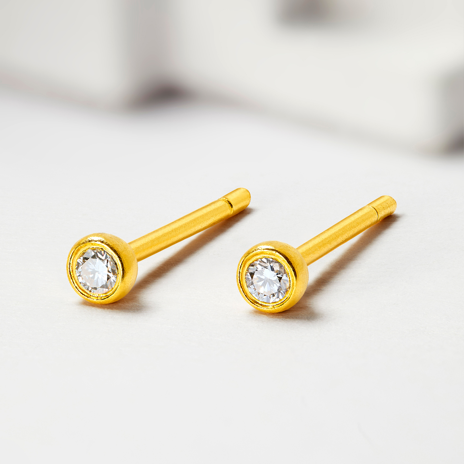 六福珠宝福满传家泡泡珠黄金耳钉耳环女款简约钻石耳饰031481ea