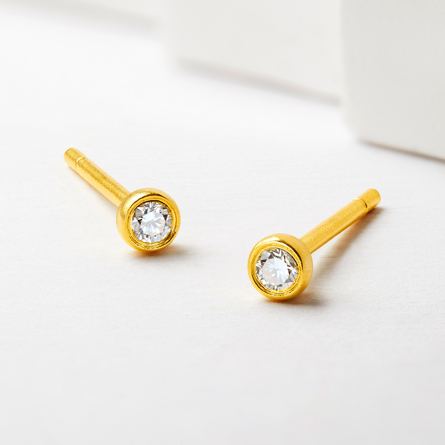 六福珠宝福满传家泡泡珠黄金耳钉耳环女款简约钻石耳饰031481ea