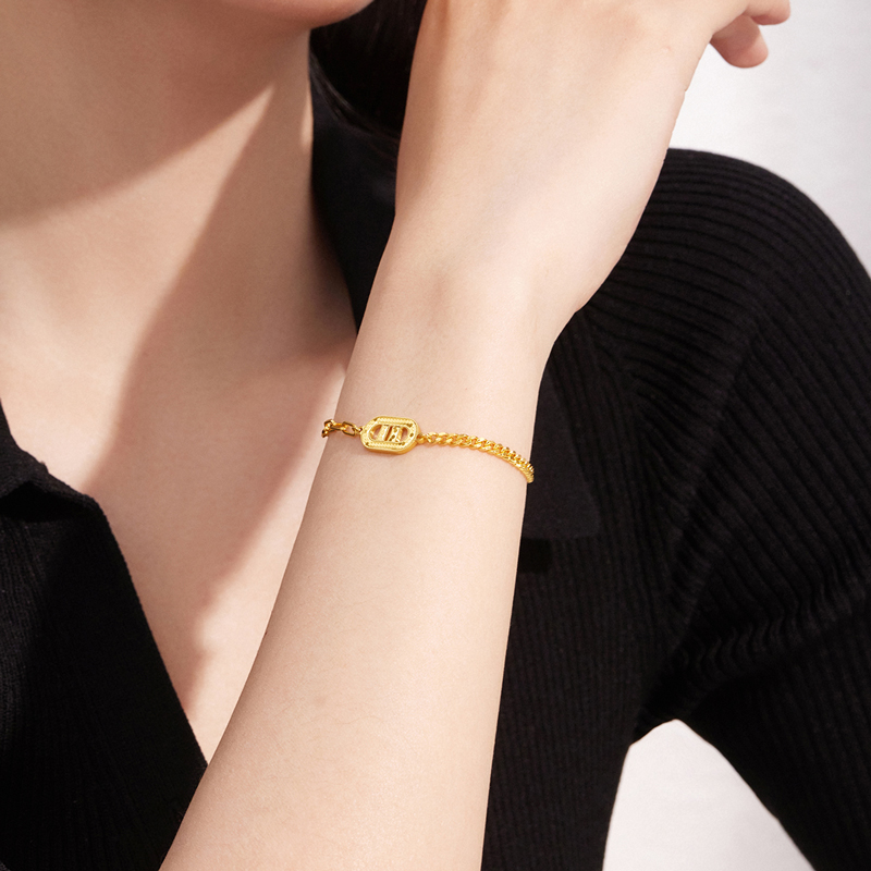 六福珠宝猪鼻子黄金手链女AB链身时尚足金手链计价007453BA【联系客服补货】