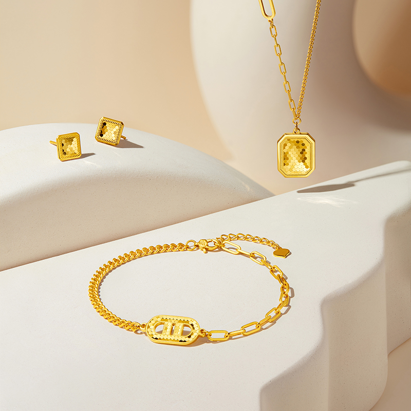 六福珠宝猪鼻子黄金手链女AB链身时尚足金手链计价007453BA【联系客服补货】