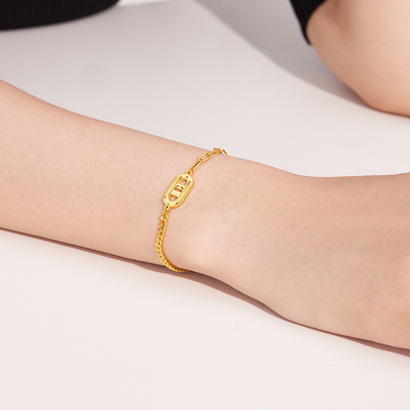 六福珠宝猪鼻子黄金手链女AB链身时尚足金手链计价007453BA【联系客服补货】