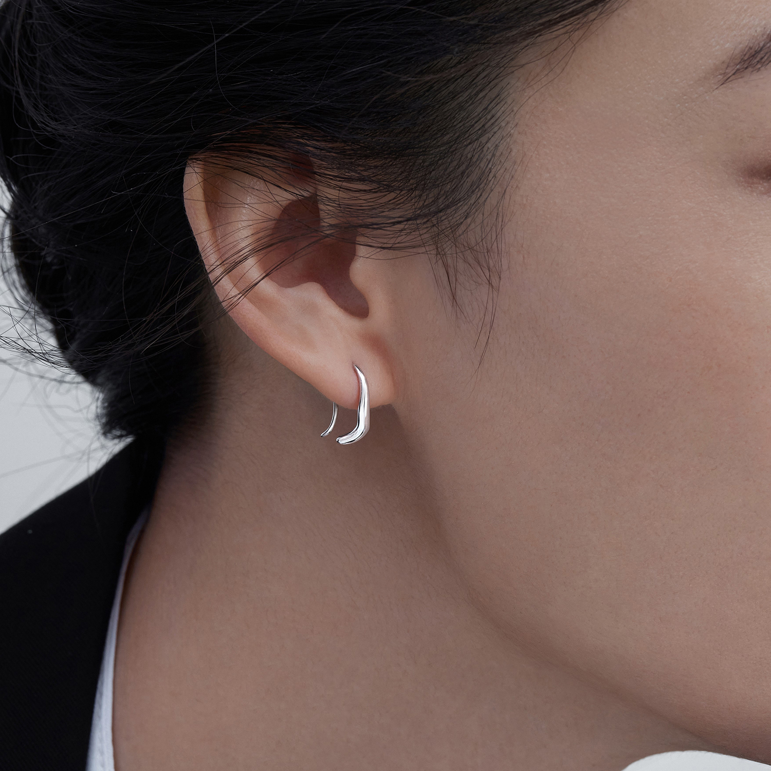 六福珠宝小弯豆铂金耳环铂950女简约白金耳钩耳饰计价L04P0014DS