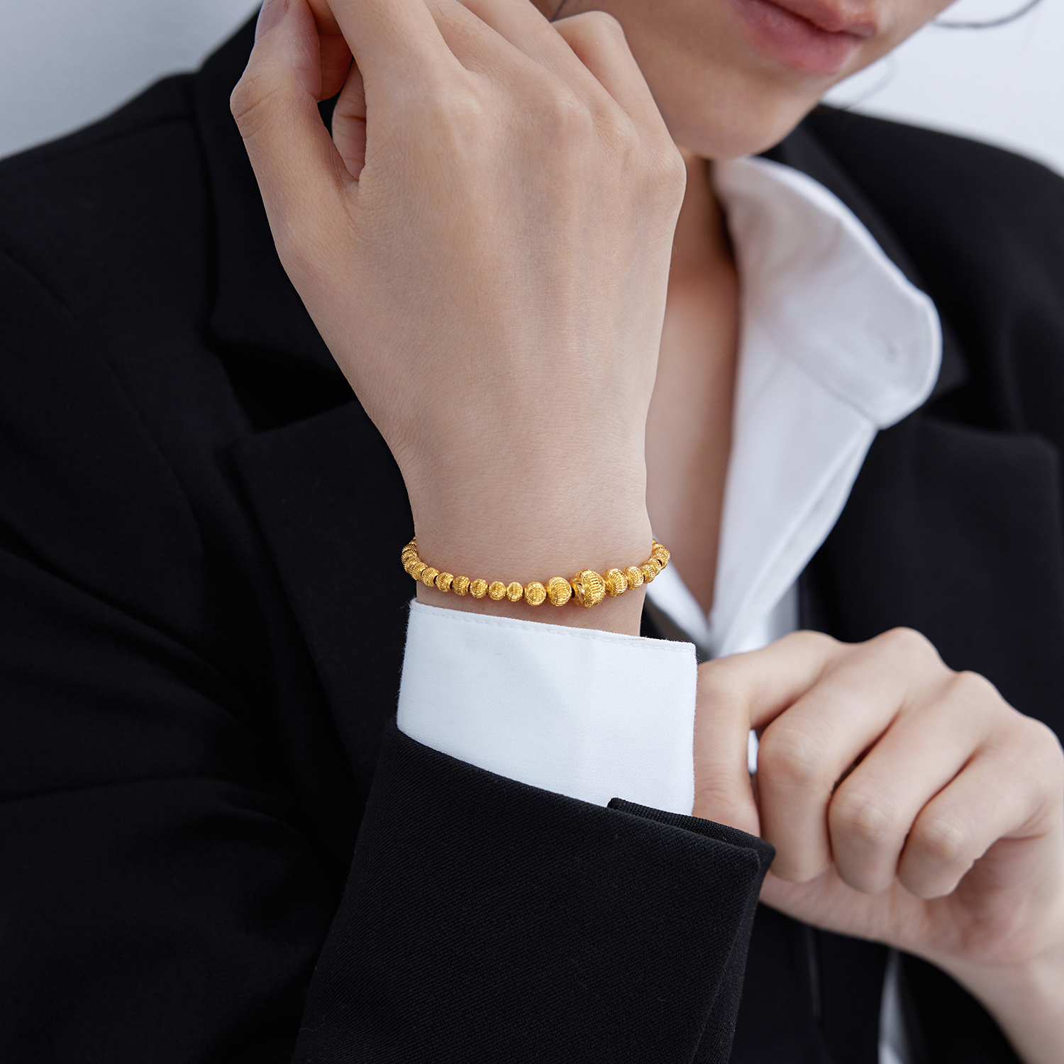 六福珠宝光影金爆闪满天星黄金手链女时尚5G金珠手串计价031273ba