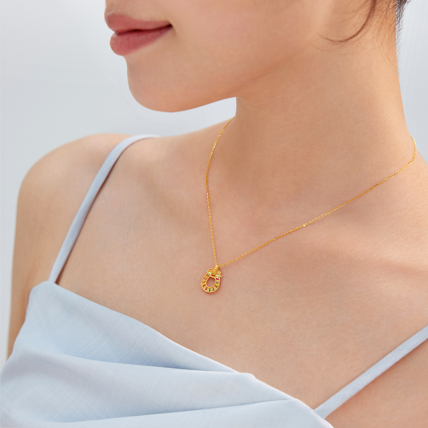 【成毅同款】六福珠宝冰·钻马蹄黄金项链炫彩生肖马吊坠套链033179NC