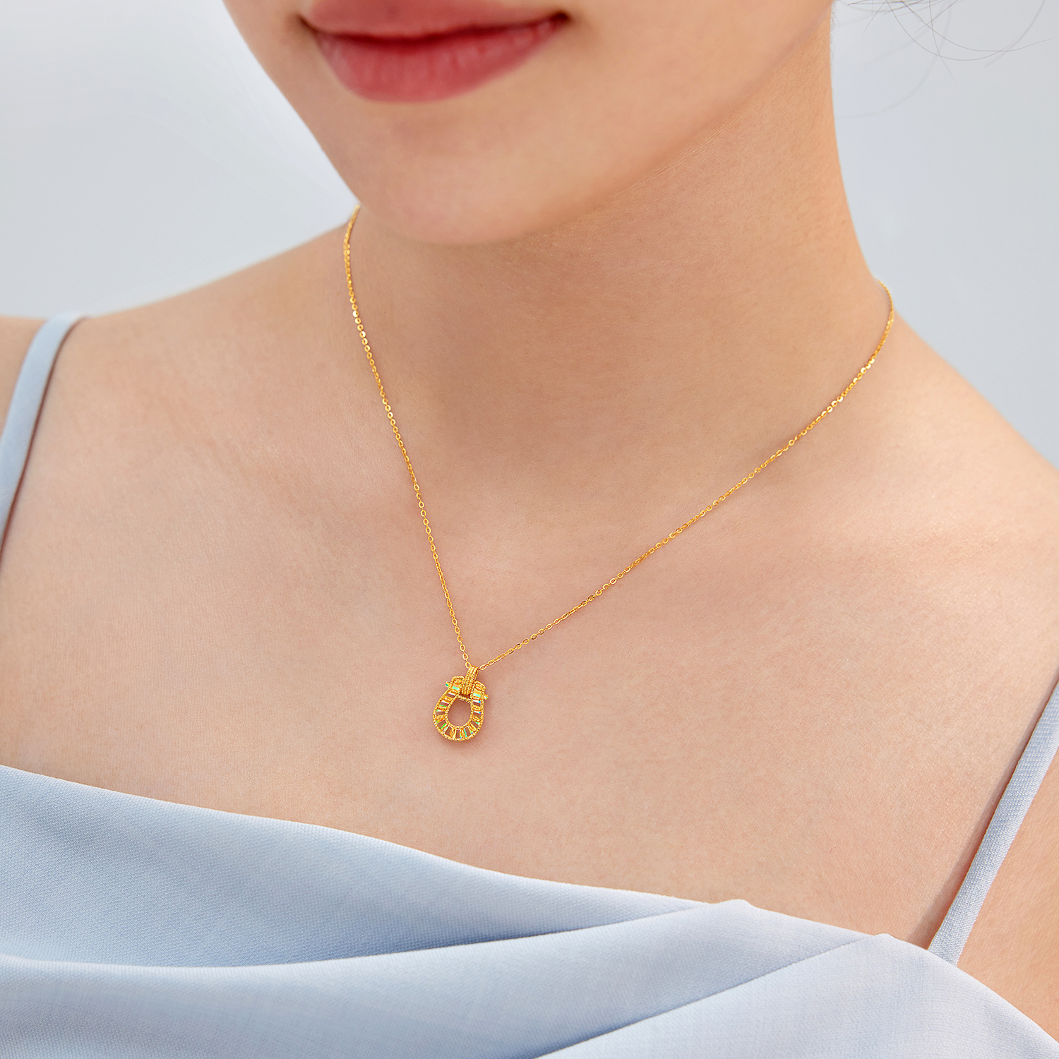 【成毅同款】六福珠宝冰·钻马蹄黄金项链炫彩生肖马吊坠套链033179NC