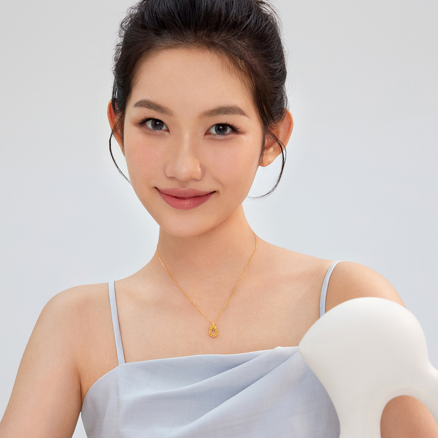 【成毅同款】六福珠宝冰·钻马蹄黄金项链炫彩生肖马吊坠套链033179NC