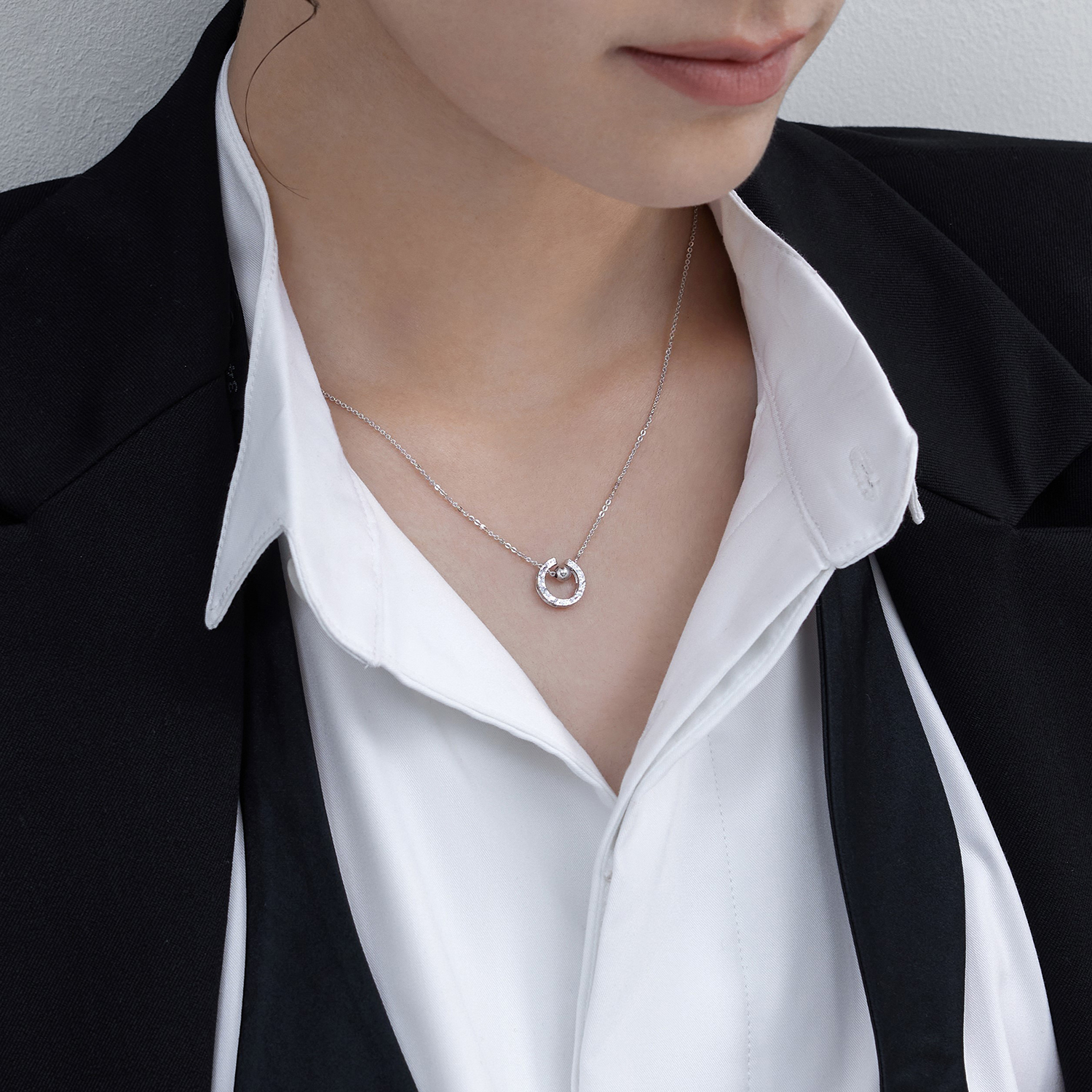 六福珠宝C字马蹄扣铂金项链铂950女碎碎冰白金颈链计价L04P0020DS