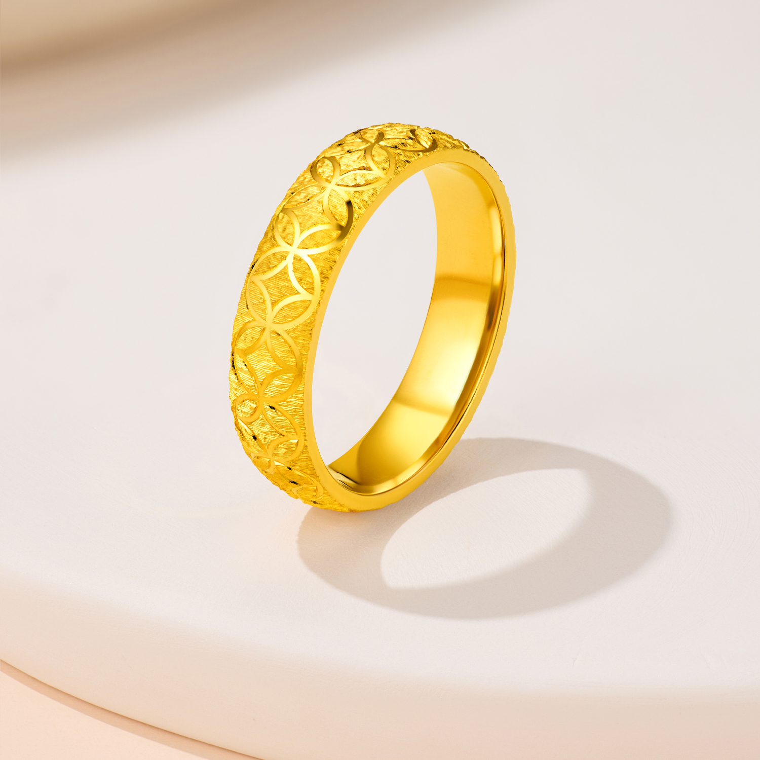 六福珠宝光影金钱多多黄金戒指实心戗刻金铜钱对戒计价HEG0053DS