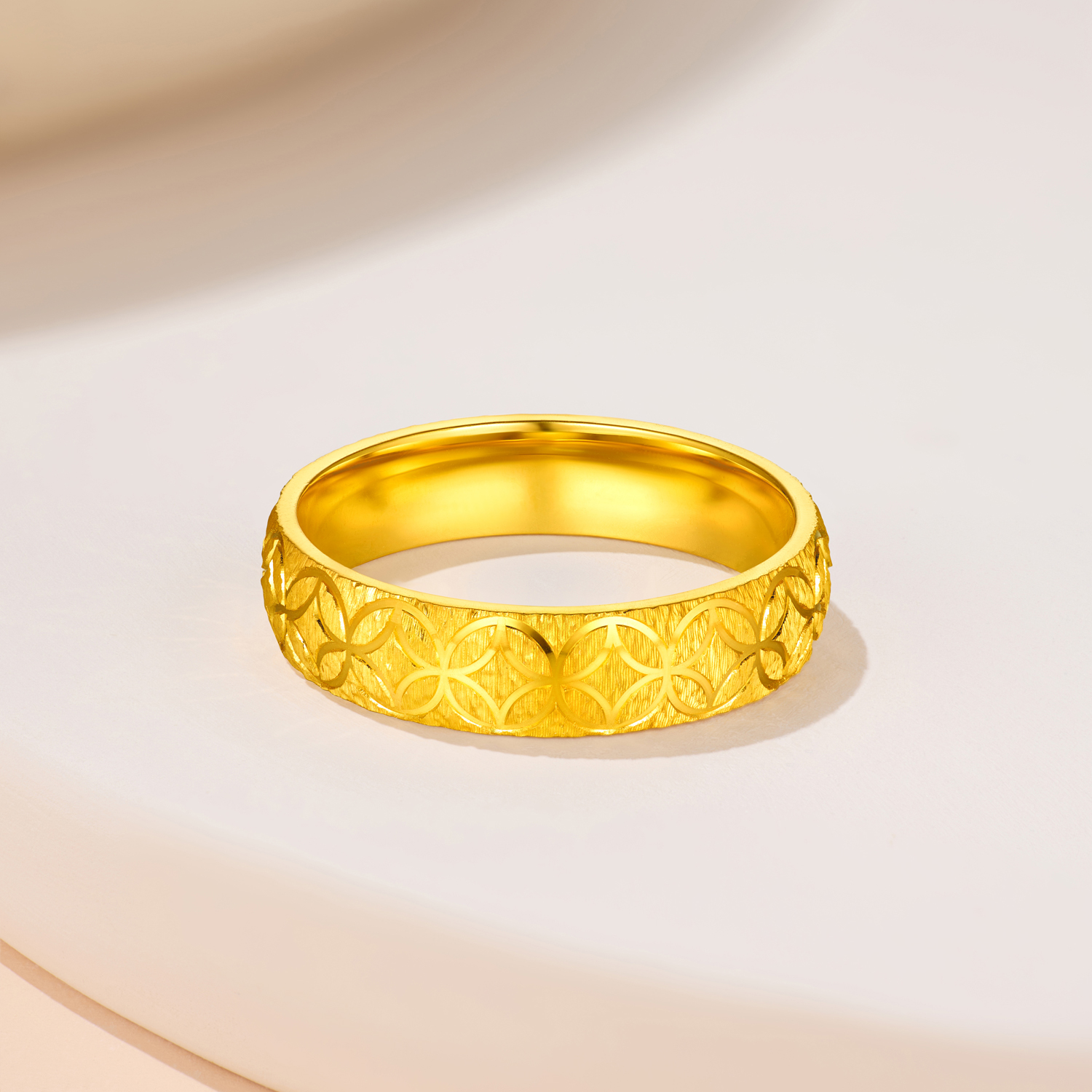 六福珠宝光影金钱多多黄金戒指实心戗刻金铜钱对戒计价HEG0053DS