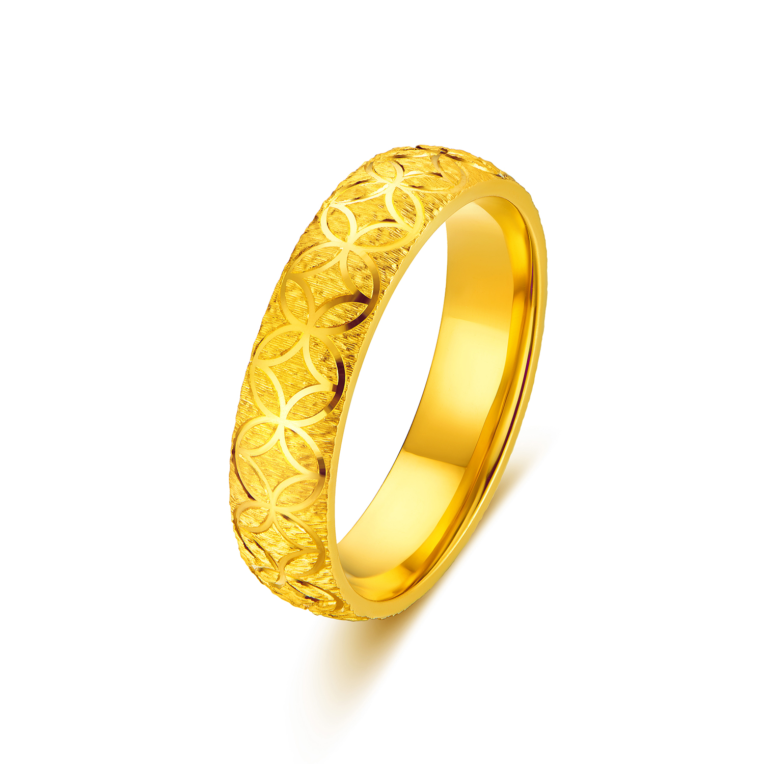 六福珠宝光影金钱多多黄金戒指实心戗刻金铜钱对戒计价HEG0053DS