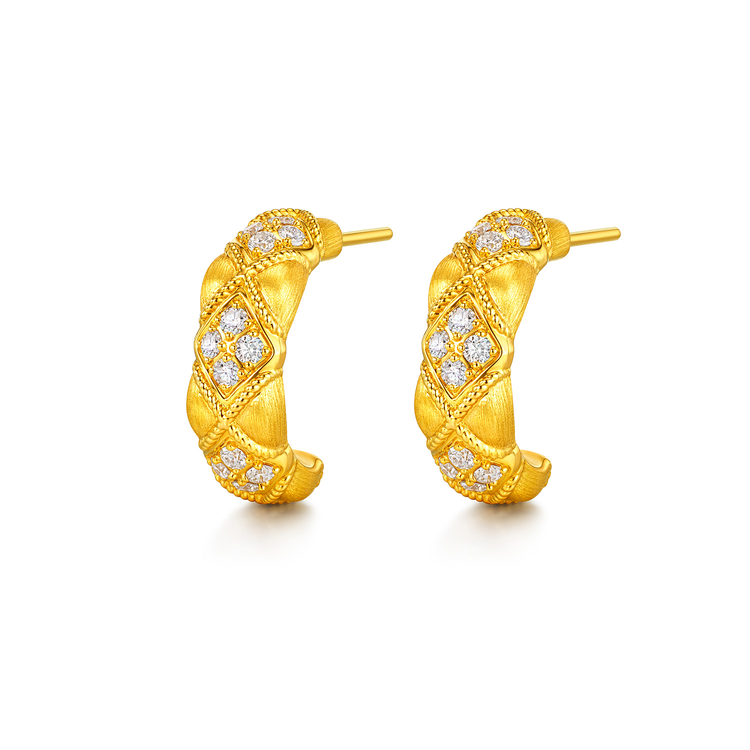 六福珠宝菱格黄金耳钉耳环女款C字造型手工拉丝钻石耳饰GDA0035DS