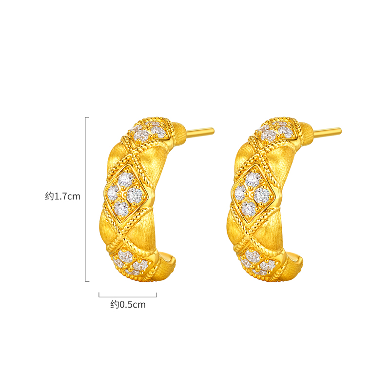 六福珠宝菱格黄金耳钉耳环女款C字造型手工拉丝钻石耳饰GDA0035DS