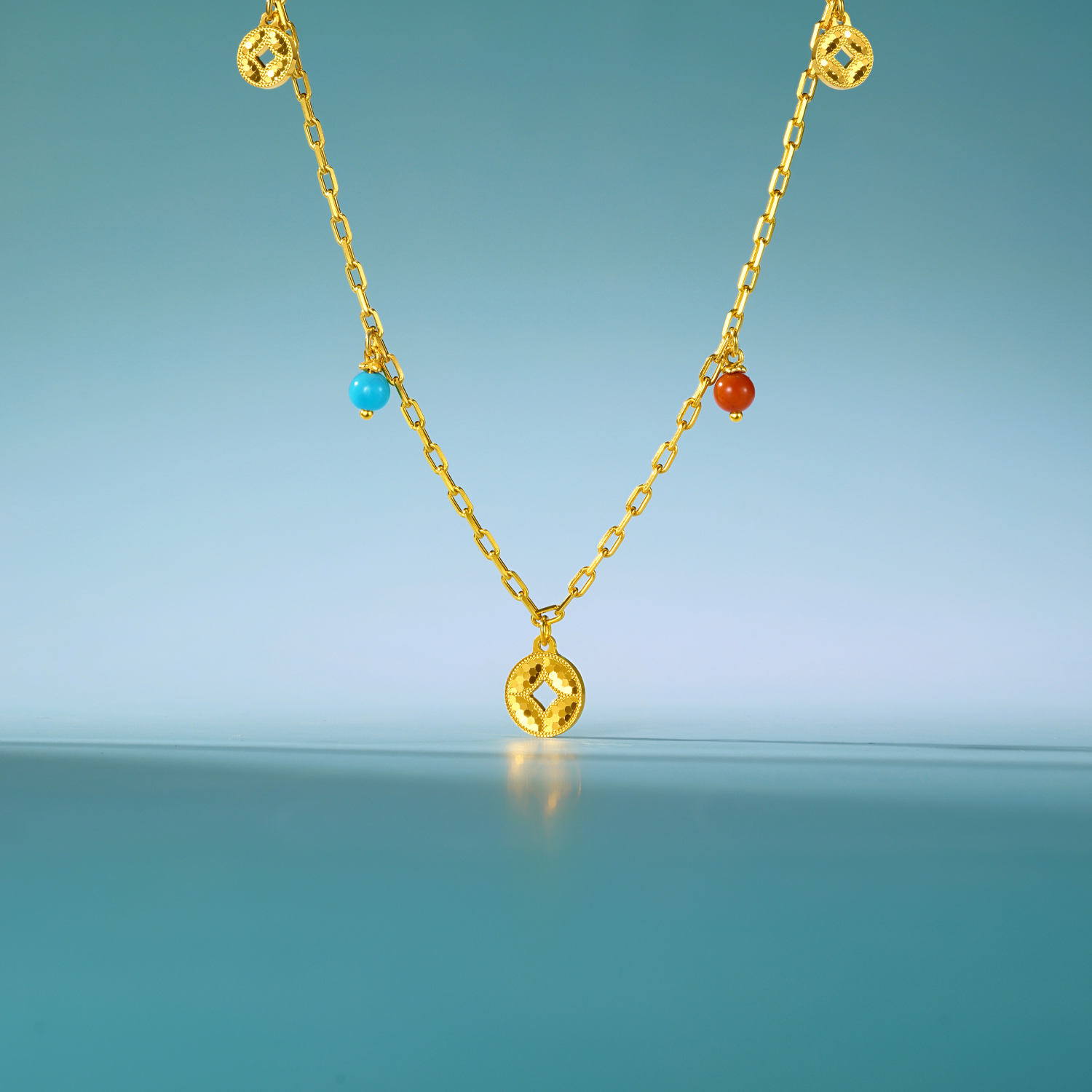 六福珠宝钱多多铜钱黄金项链绿松石闪耀金挂坠玉髓计价F63G0111DS【视频看货】