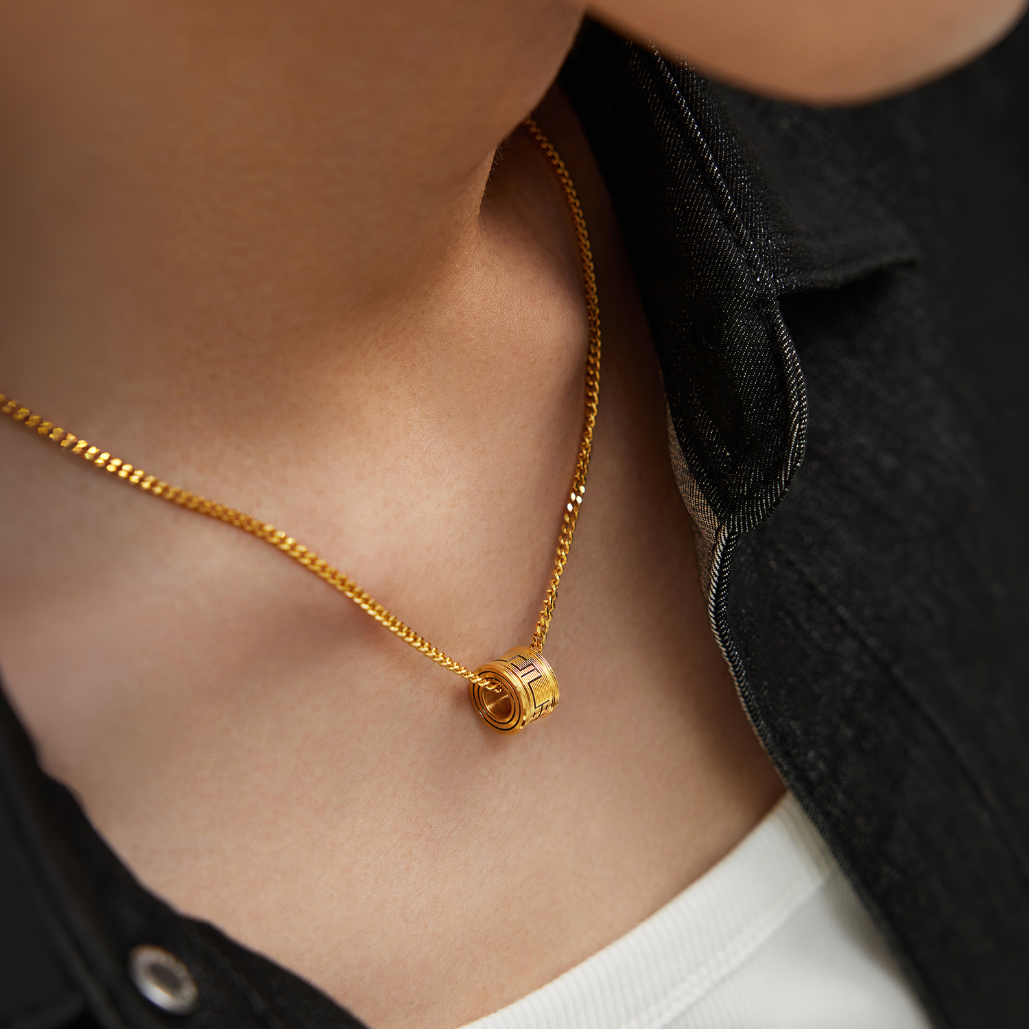 六福珠宝马年生肖马黄金足金电黑工艺转运珠男女情侣款HEA0007DS