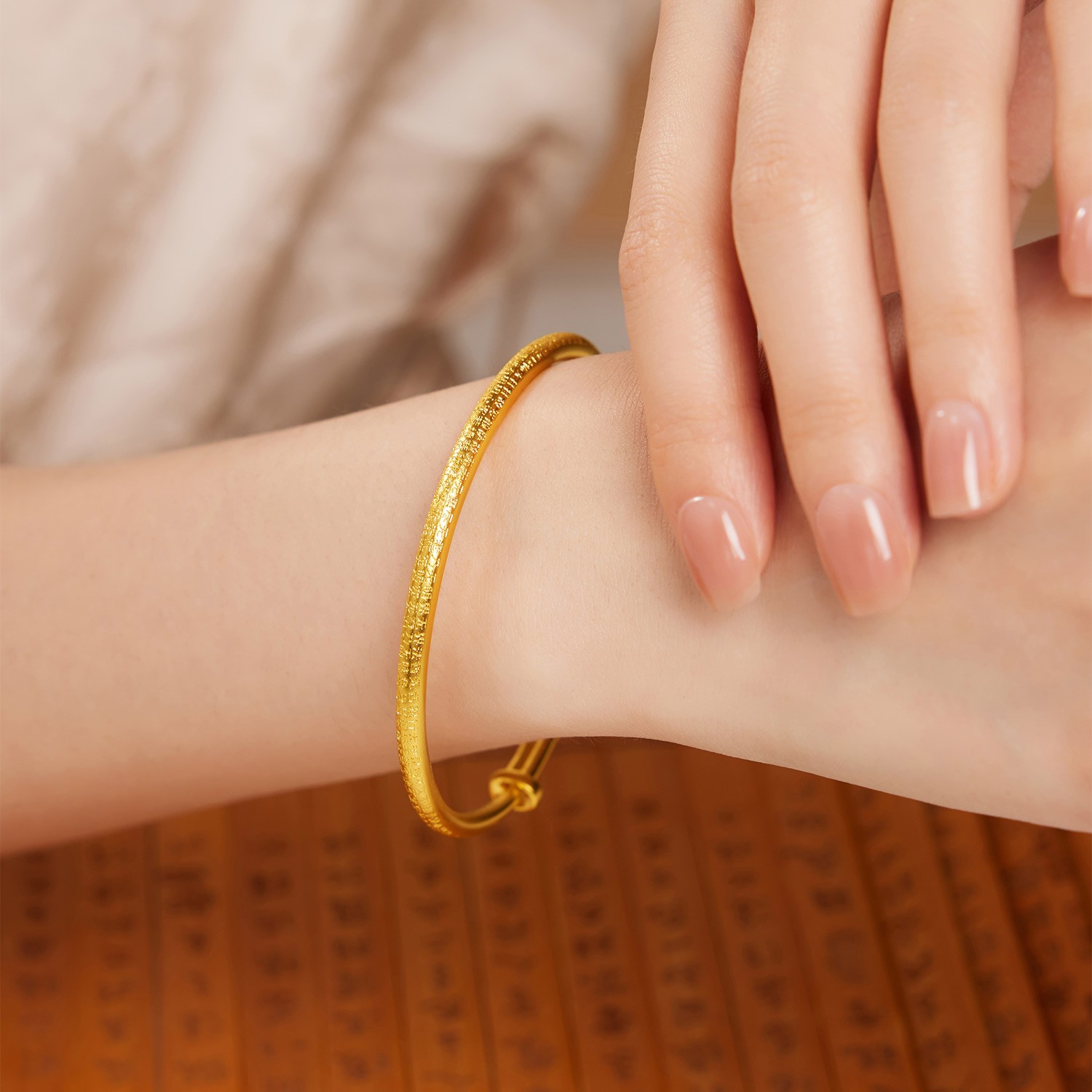 六福珠宝福满传家心经古法黄金手镯女款足金镯子计价G21TBGB0028【联系客服补货】【视频看货】