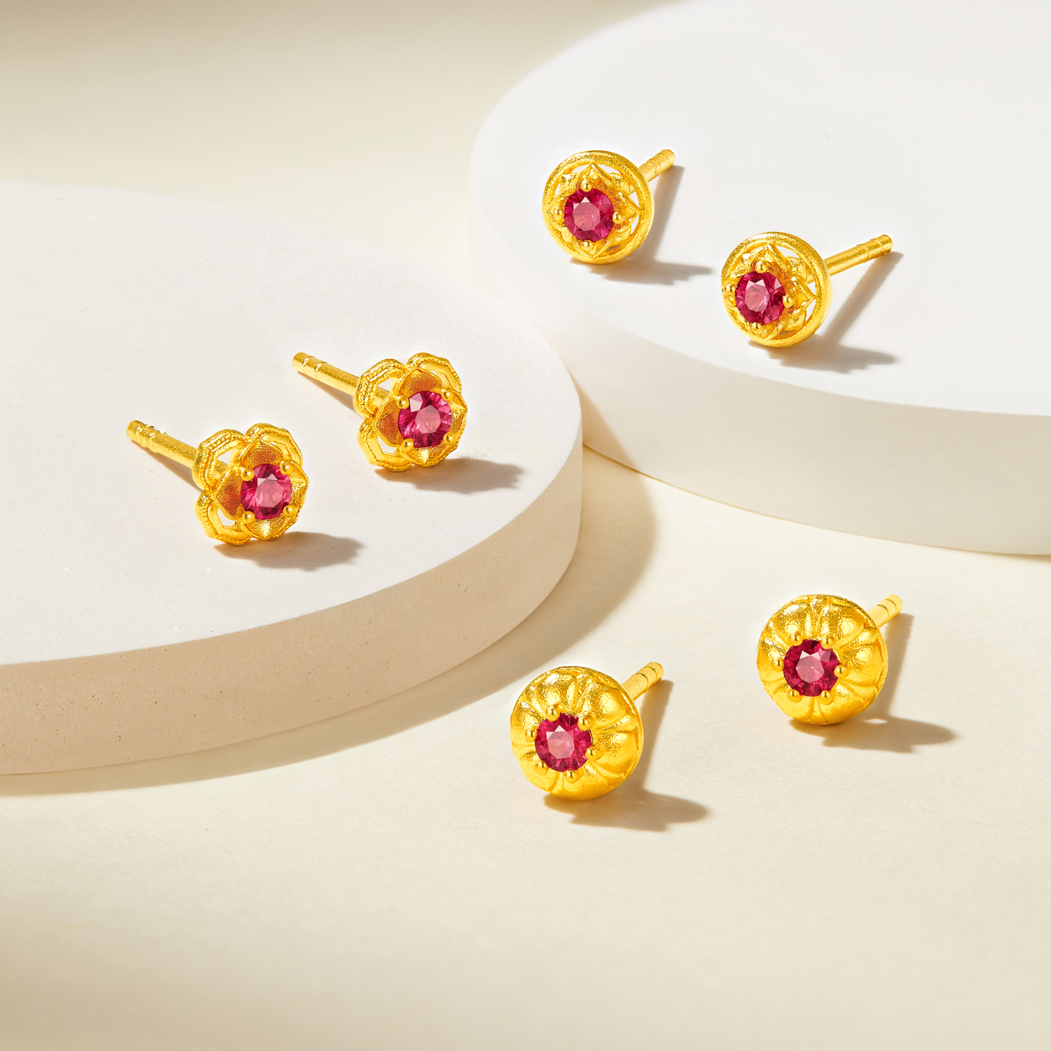 六福珠宝福满传家莲华黄金耳钉耳环女款足金镶红宝石耳饰034758EA