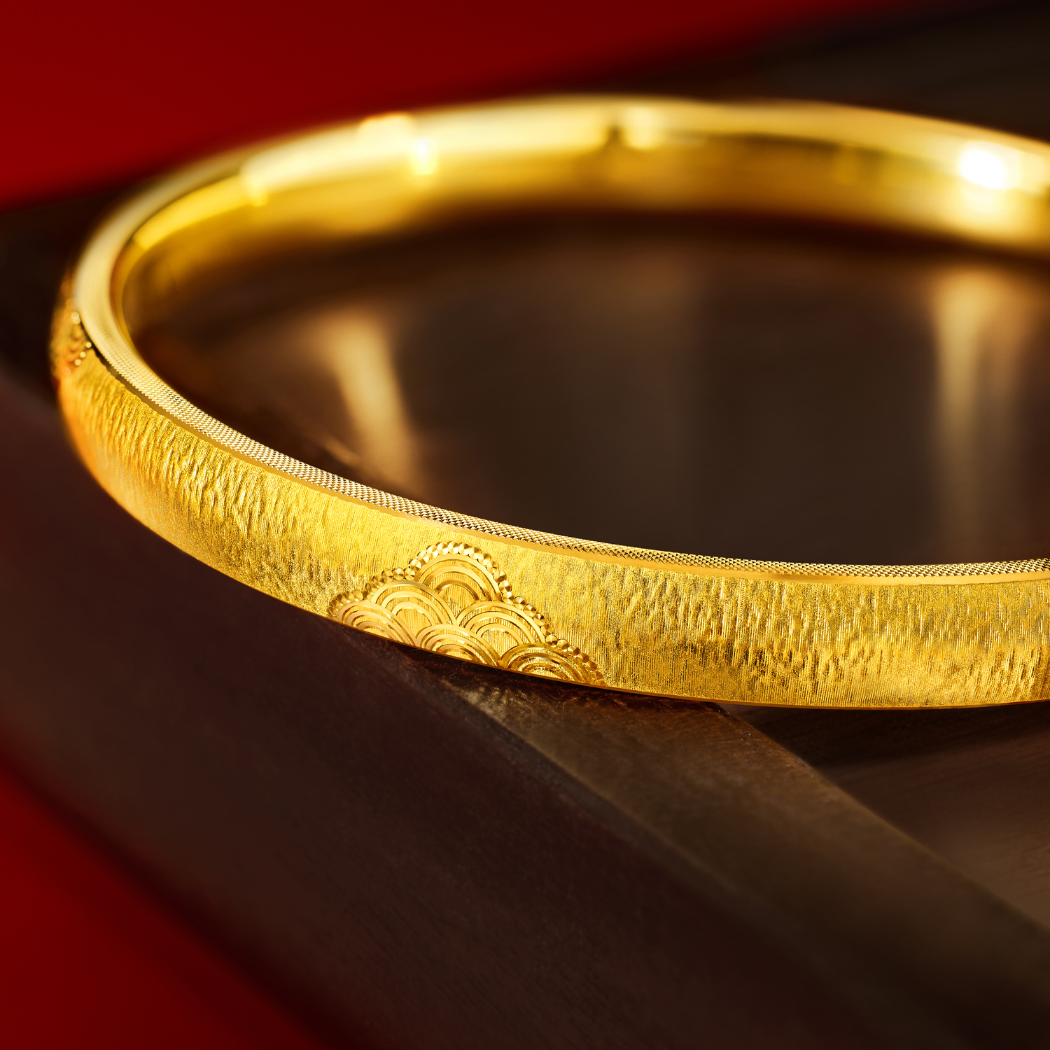 【店庆特惠】六福珠宝祥云纹黄金手镯女戗刻工艺5D硬金镯子首饰计价F63G0113DS