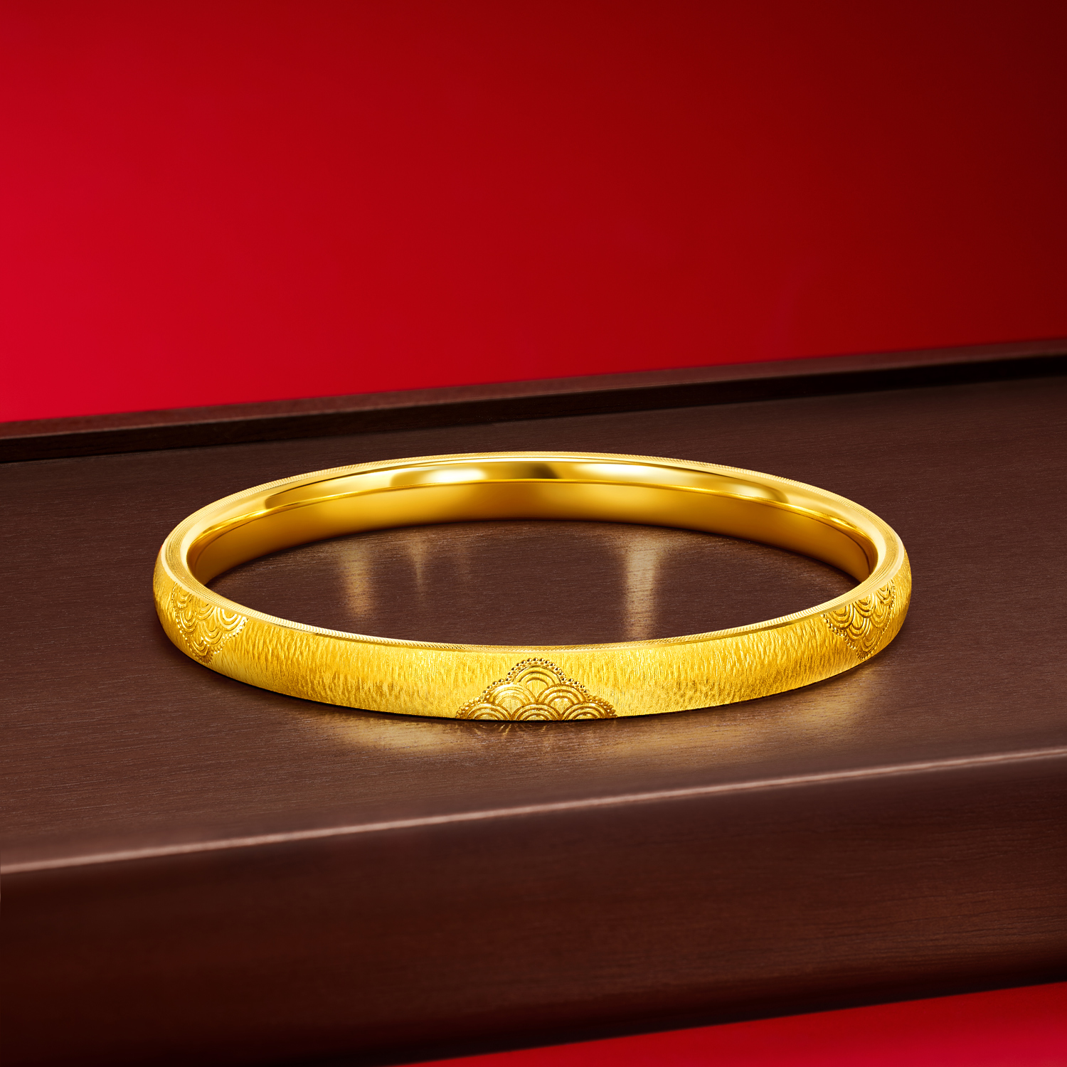 【店庆特惠】六福珠宝祥云纹黄金手镯女戗刻工艺5D硬金镯子首饰计价F63G0113DS