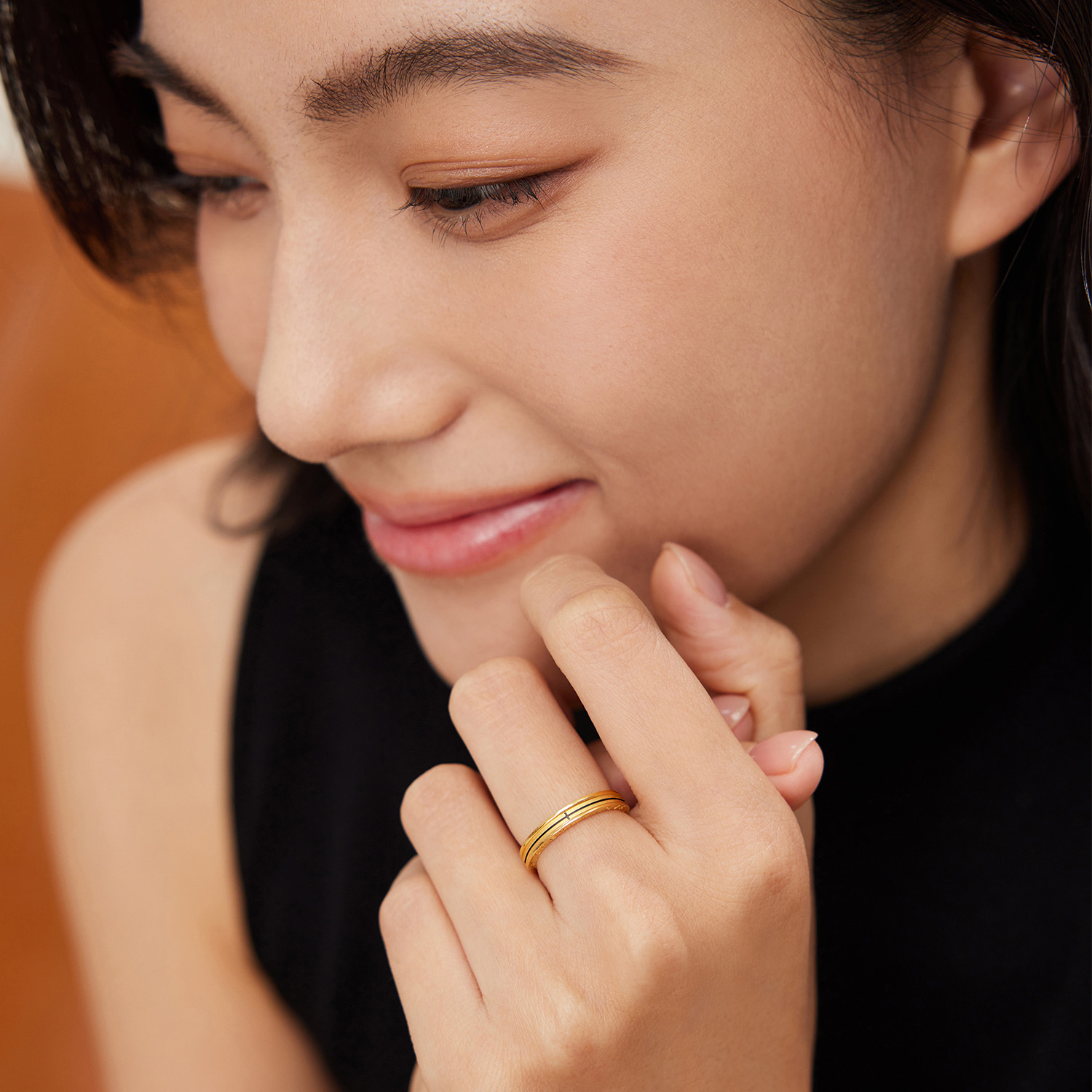 六福珠宝光影金唯爱永恒黄金戒指男女款实心电黑情侣对戒029490MA【视频看货】