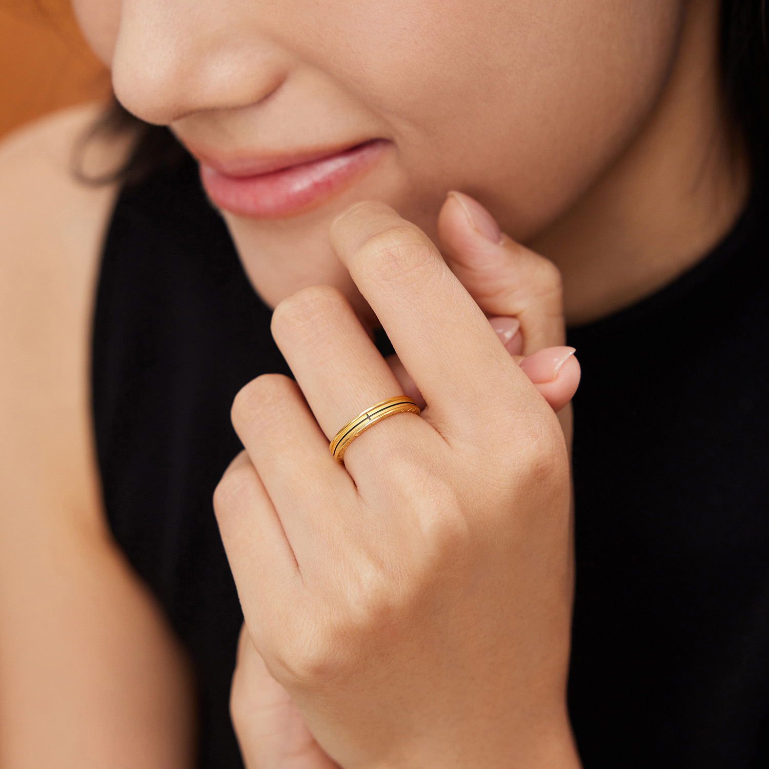 六福珠宝光影金唯爱永恒黄金戒指男女款实心电黑情侣对戒029490MA【视频看货】