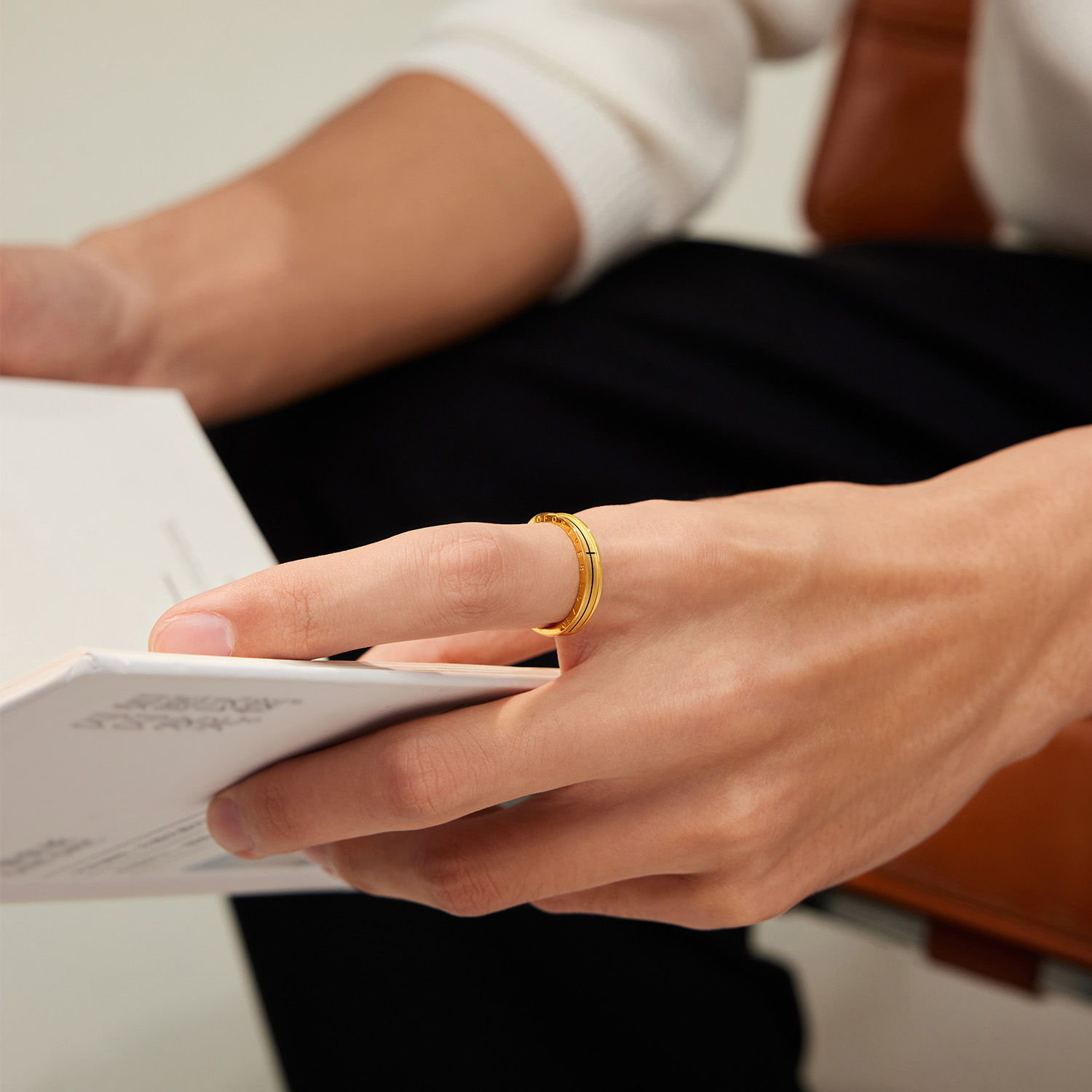 六福珠宝光影金唯爱永恒黄金戒指男女款实心电黑情侣对戒029490MA【视频看货】