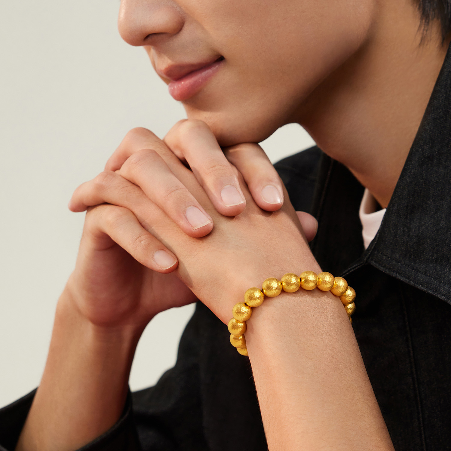 六福珠宝福满传家缘满黄金手链男手工錾刻大气手串计价F63G0103DS【视频看货】