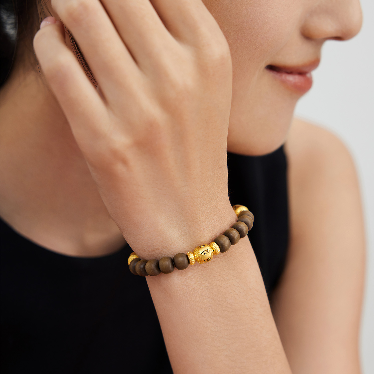 六福珠宝六字真言文玩黄金手链男女款老山檀手串珠计价F63G0105DS